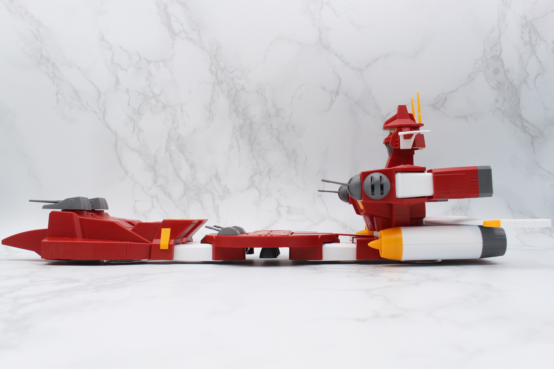 付属のスタンドを取り付ければ、機体をまっすぐに設置でき浮いた状態を再現できる