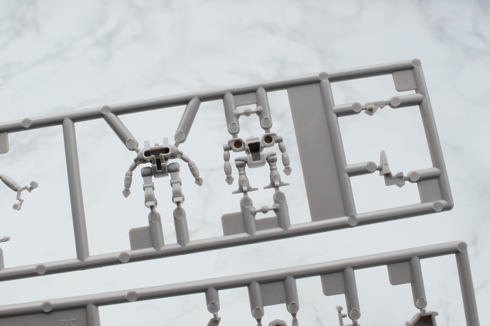 組み立て前のウォーカーマシン群は背面に肉抜き穴が目立つが、それを塞ぐパーツがある