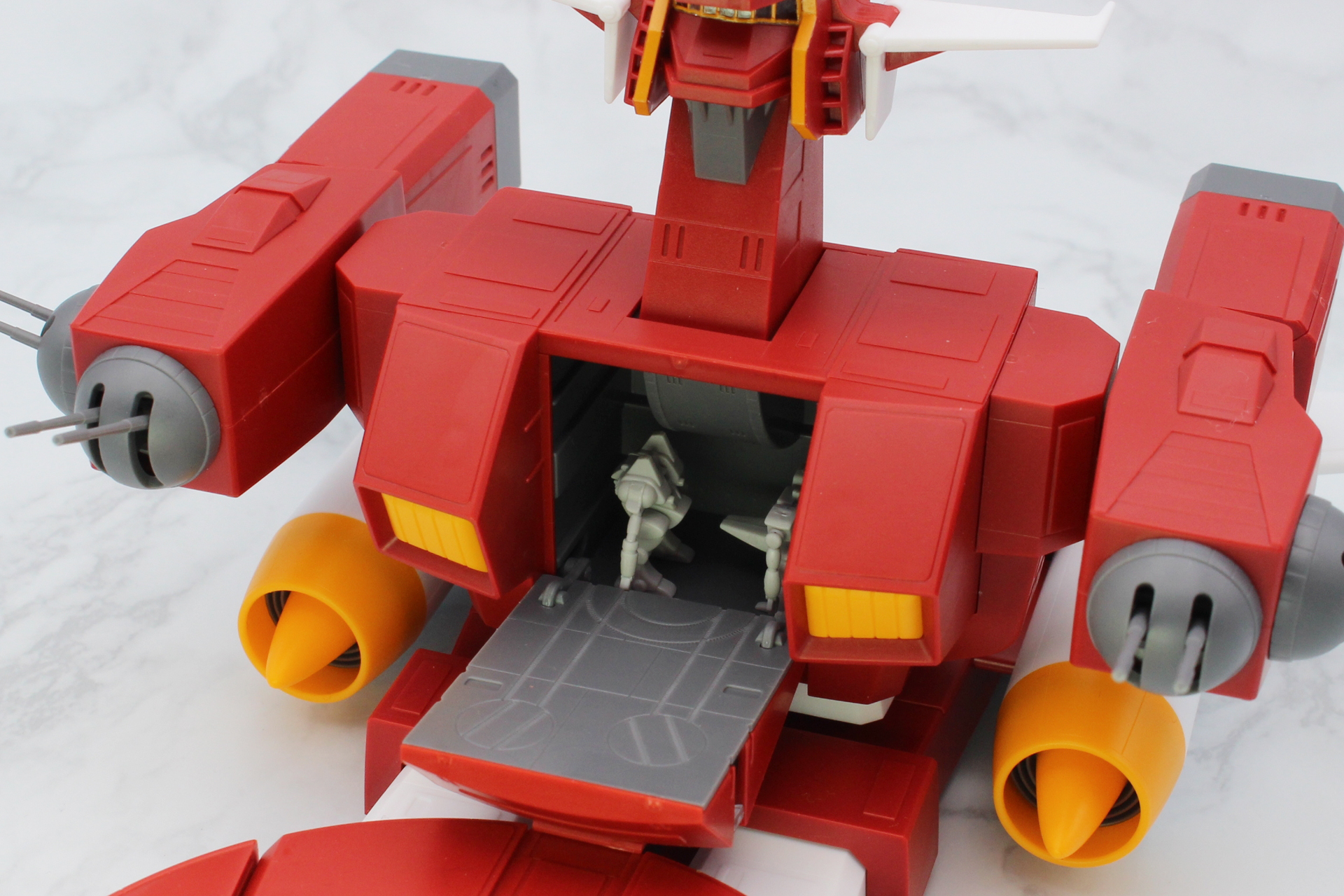 小型の機体なら格納庫にも入れられる