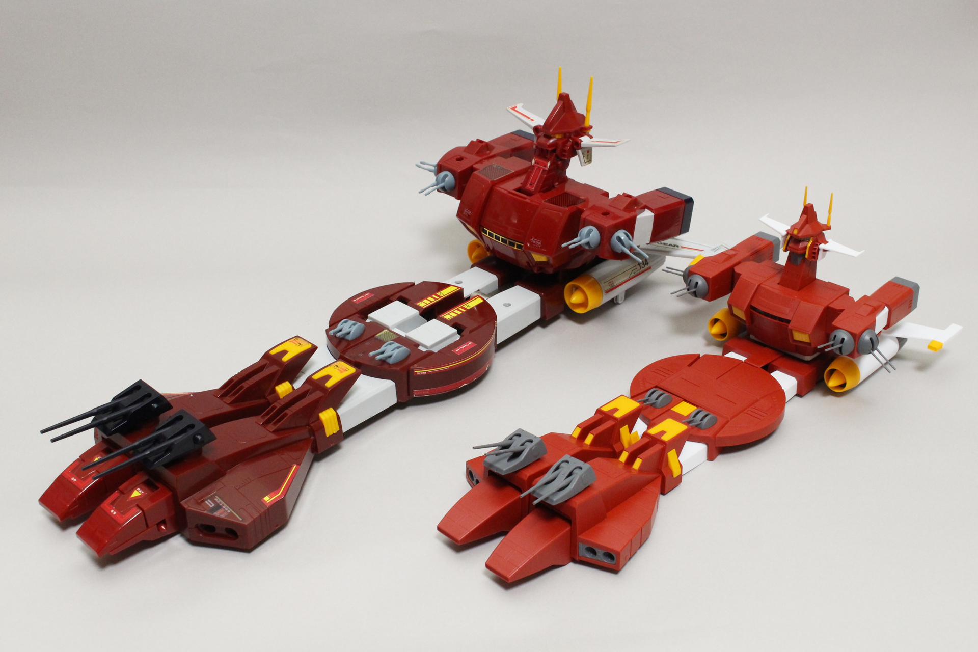 筆者の私物である過去のアイアンギアー玩具との比較。上がクローバーの「アイアンギアー 変形デラックス」、下がバンダイの「超合金魂 アイアンギアー」で、共にランドシップ形態に変形させたもの。ハセガワのアインギアーはこれらよりも小さめだ