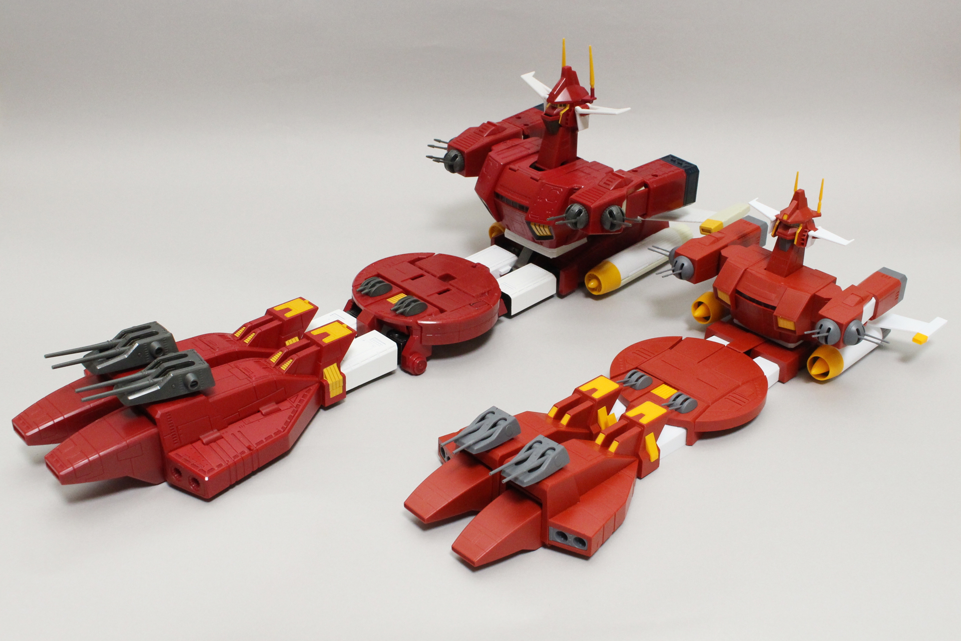 筆者の私物である過去のアイアンギアー玩具との比較。上がクローバーの「アイアンギアー 変形デラックス」、下がバンダイの「超合金魂 アイアンギアー」で、共にランドシップ形態に変形させたもの。ハセガワのアインギアーはこれらよりも小さめだ