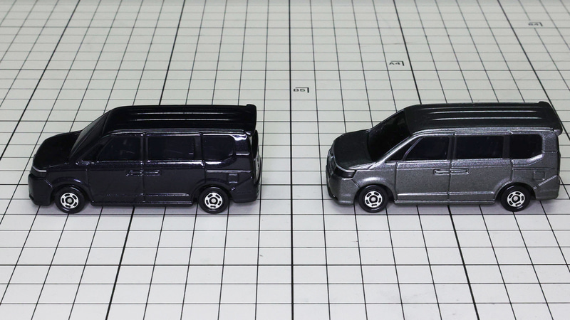 サイド：張り出したノーズとテールゲートスポイラーが特徴