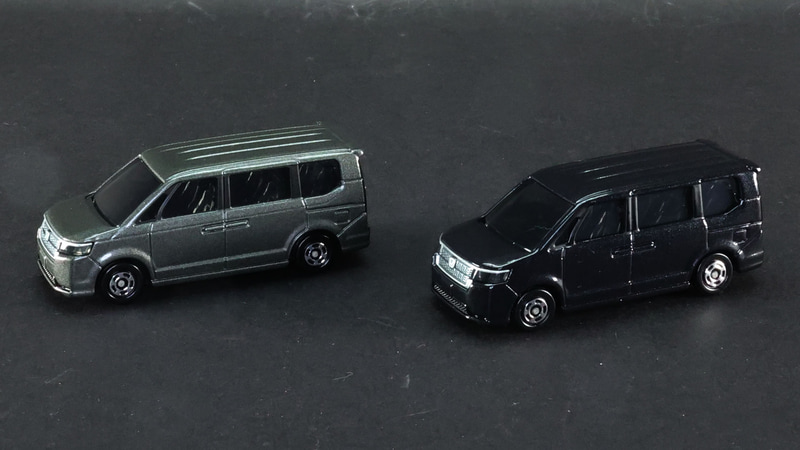 左（グレー）が初回特別仕様、右（ブラック）が通常仕様