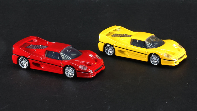 左（レッド）が通常仕様、右（イエロー）が発売記念仕様