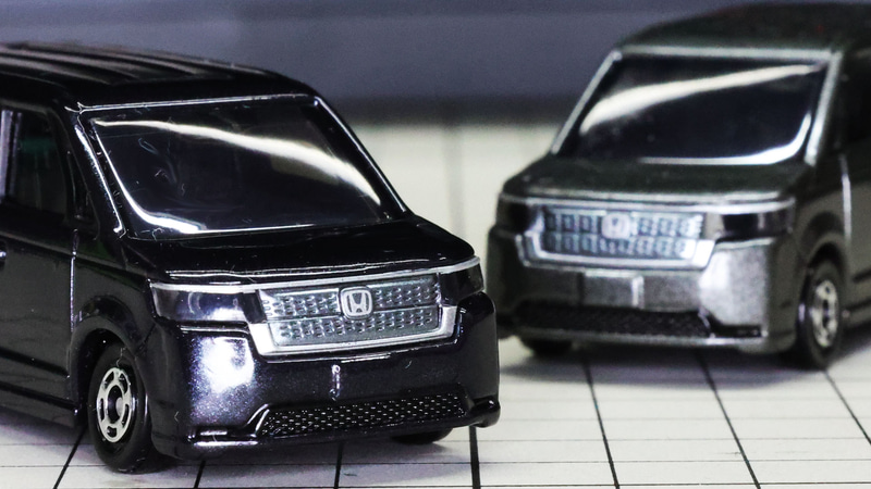 フロントグリルの細かいモールドとホンダの“H”エンブレムが！