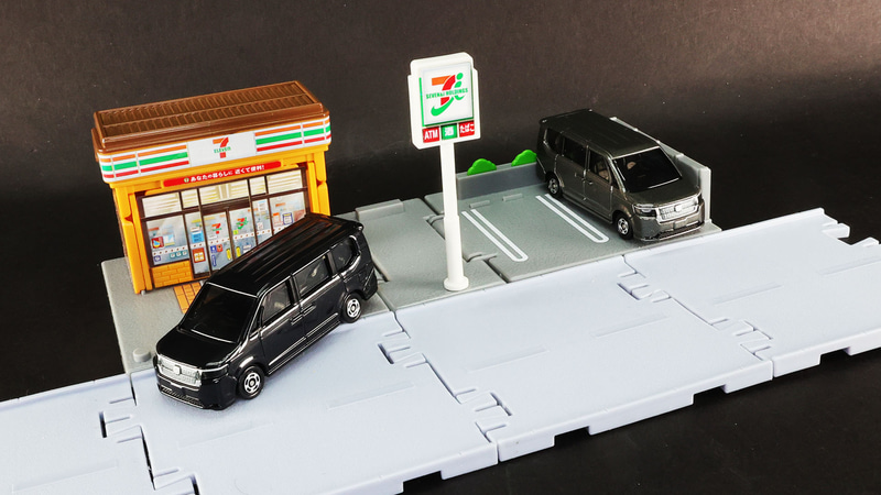 コンビニでごはんとおやつ買って……