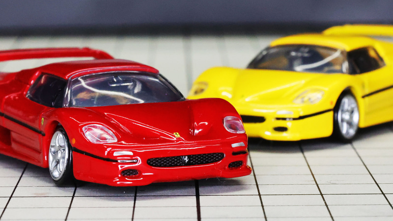 フロントにはフェラーリのロゴが2種類プリントされています