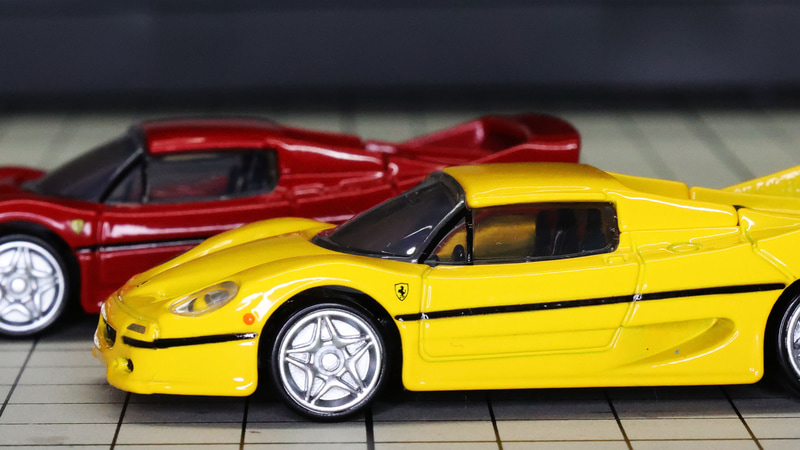 ボディサイドの黒いラインも実車同様です