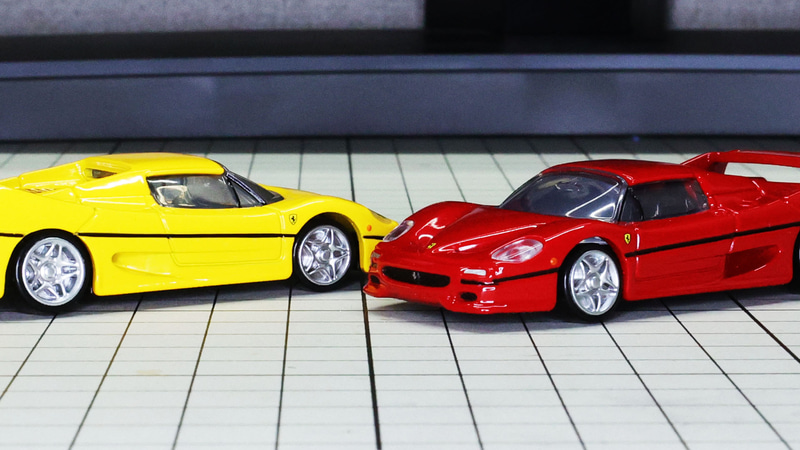 ボディサイドの黒いラインも実車同様です