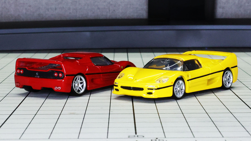 左右2本ずつ出ているマフラーも塗装で再現