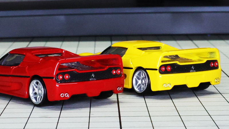 左右2本ずつ出ているマフラーも塗装で再現