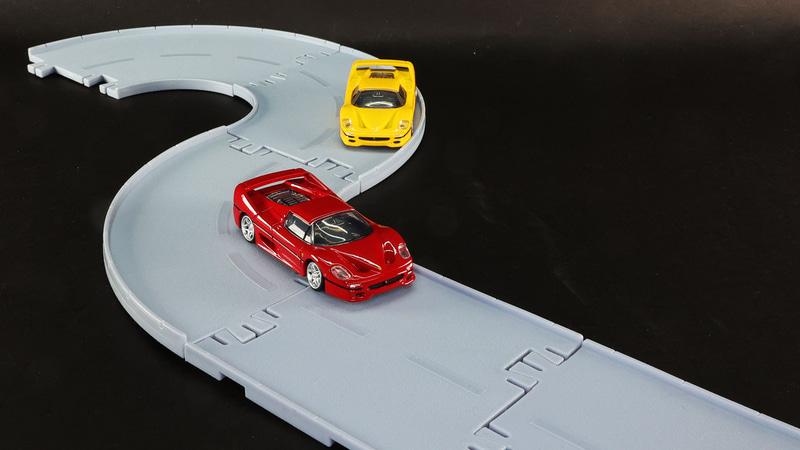 そして外の特設サーキットでデモ走行が行われた