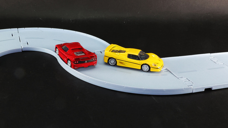 タイトコーナーをきわどいすれ違いで性能を魅せつけるF50！