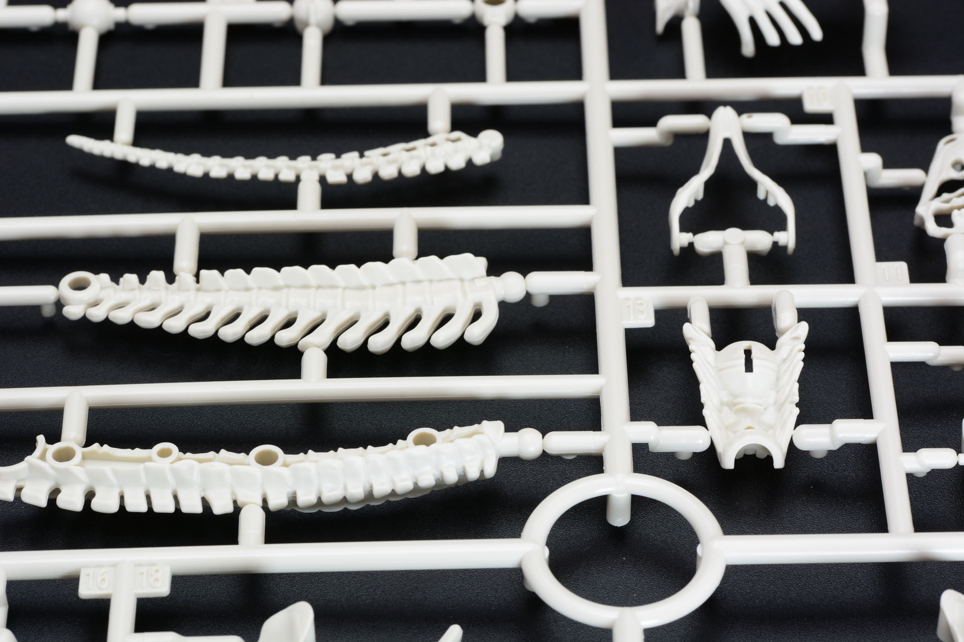 ランナーとパーツの間のゲートが極めて小さく、手でももぎ取れる。ゲート跡も残りにくい