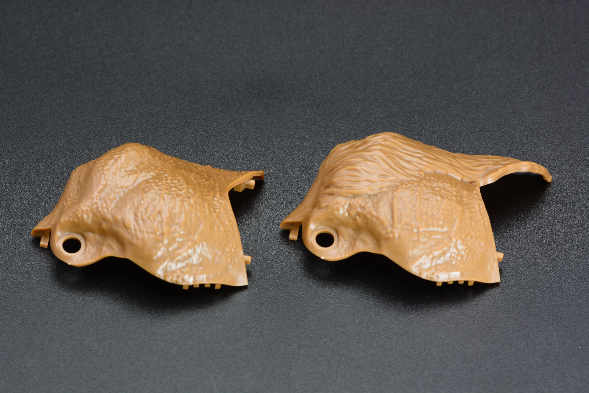 右が羽毛が生えているパーツ。組立はどちらかを選択する