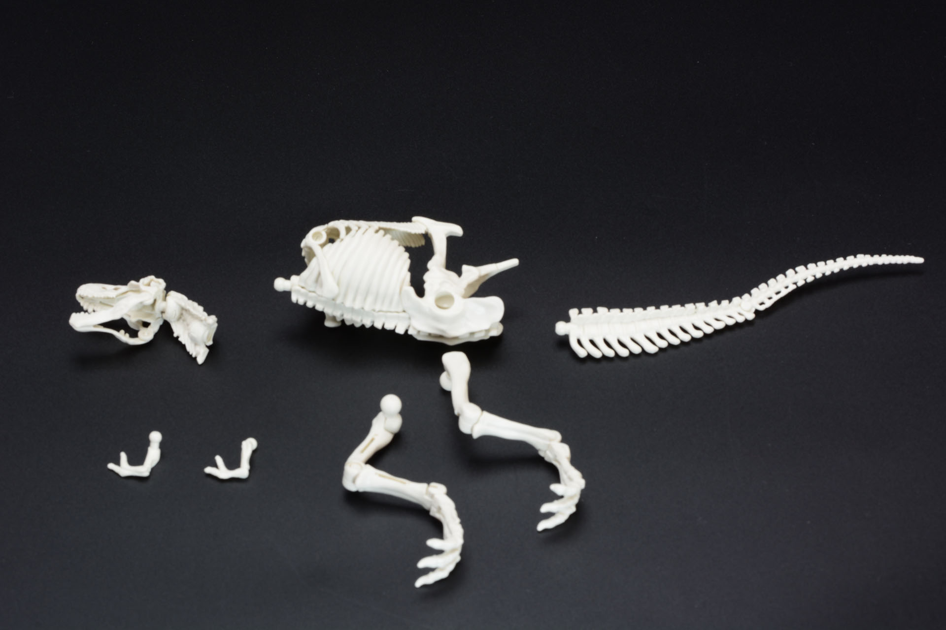 一端パーツを分割、骨格にパーツを組み付けていく