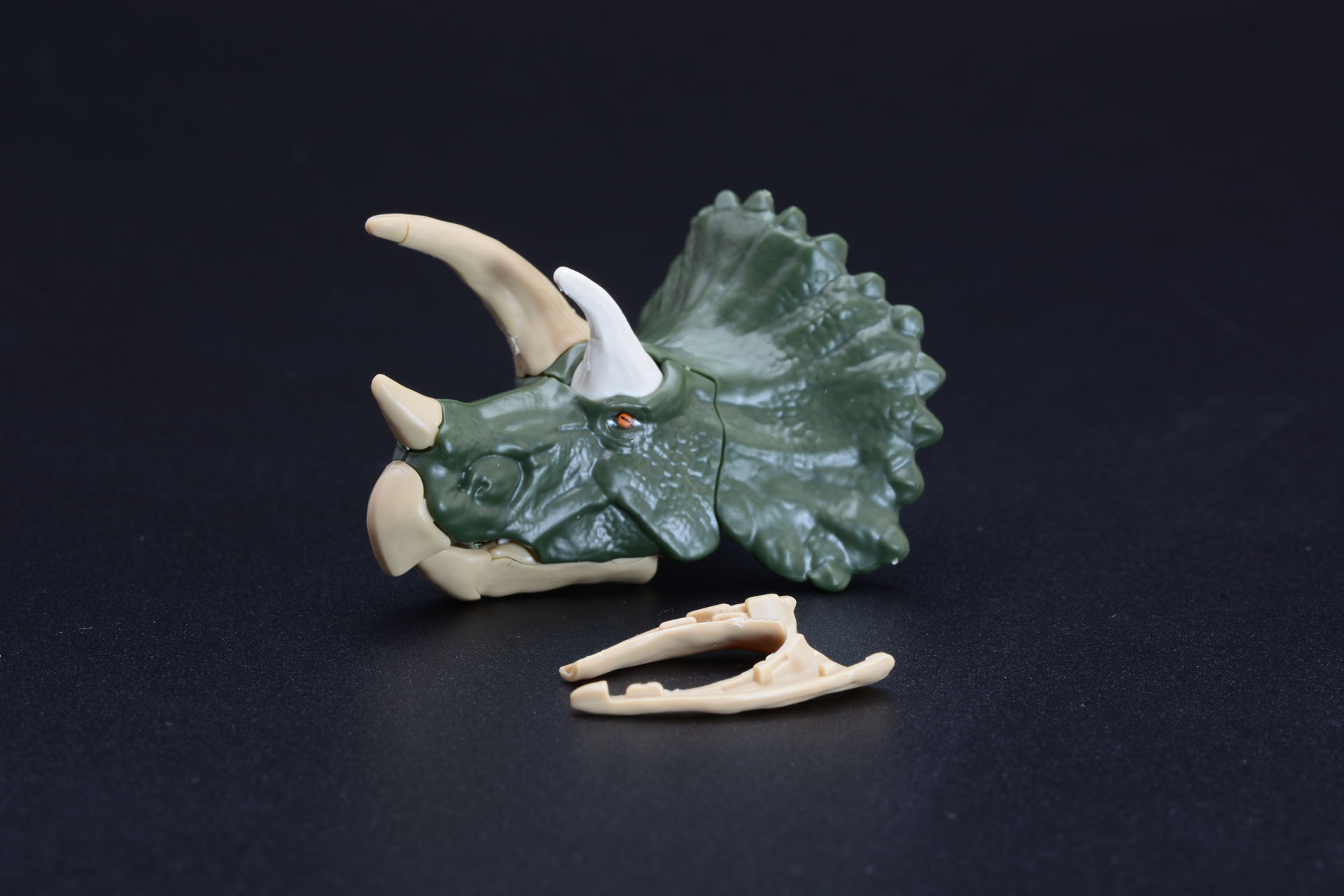 角にも外装がかぶさる。外装を付けることで姿が大きく変わる