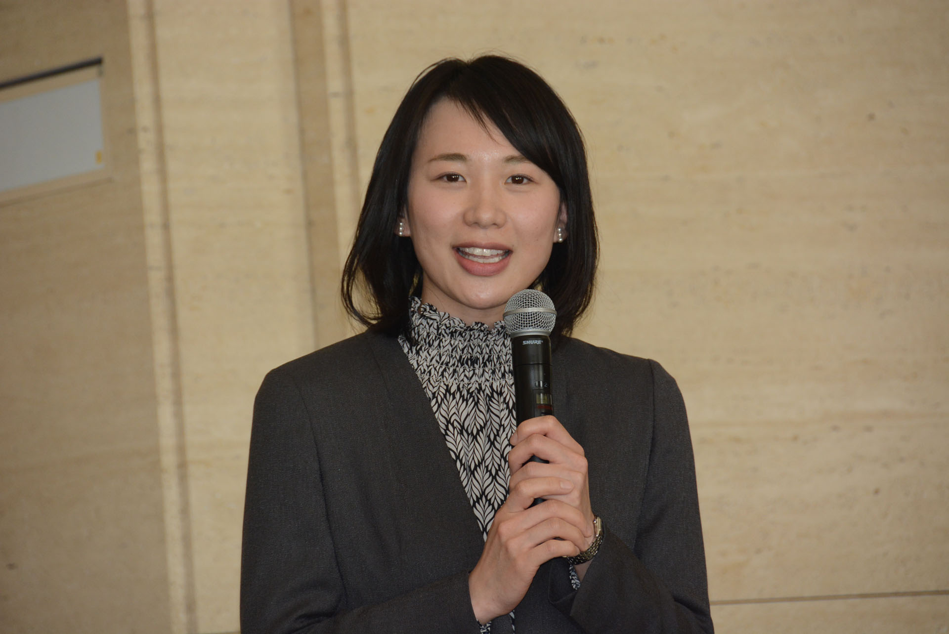 本商品の企画者である松浦氏は子供達にプラモデルの組み立て方を解説。ニッパーを使わずパーツがとれることや、「骨格ビルド」、「恐竜ビルド」という2つの組立があることを紹介した