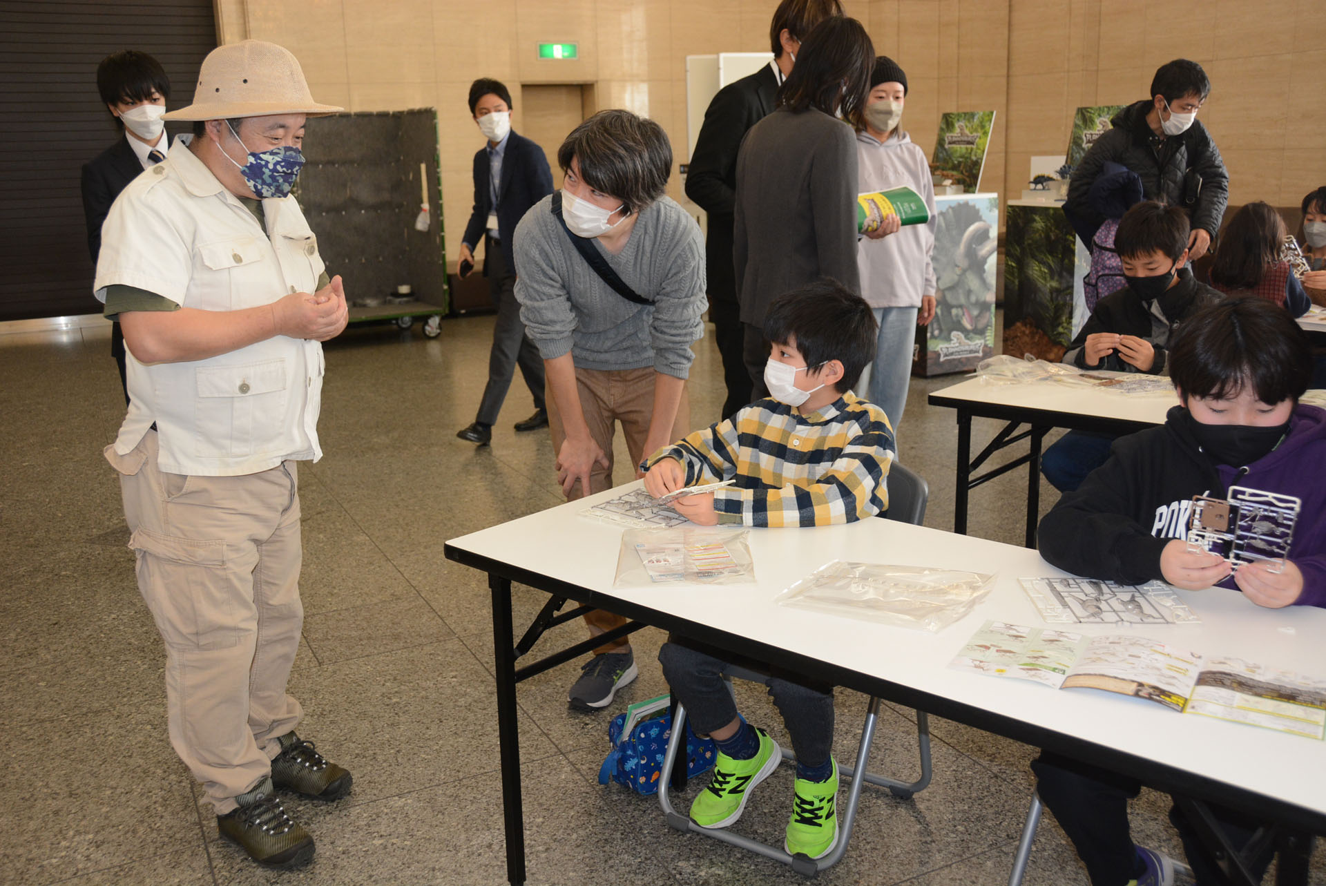 親やゲストの助言を受けながらプラモデルを組み立て