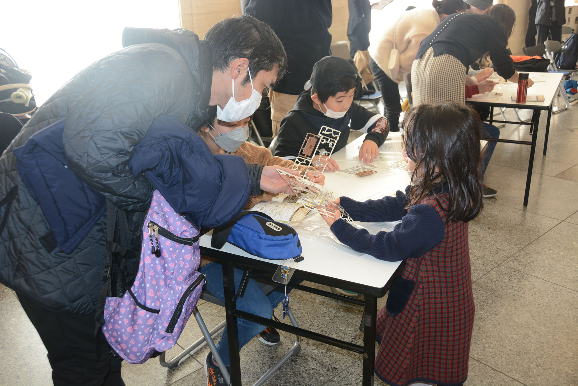 親やゲストの助言を受けながらプラモデルを組み立て