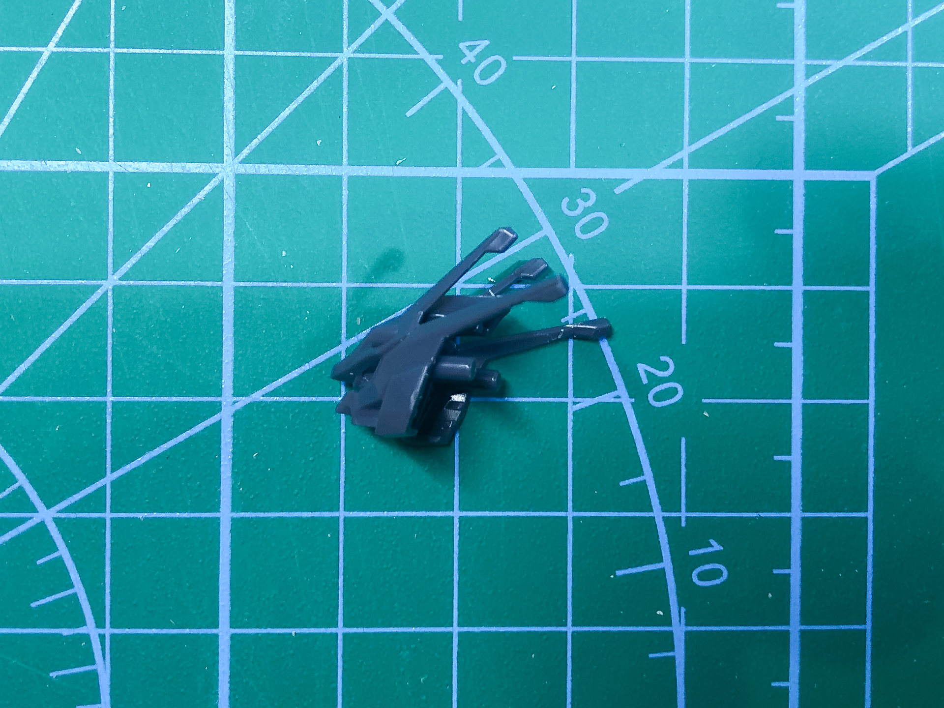加工前の頭部パーツ。安全フラッグが付いています。