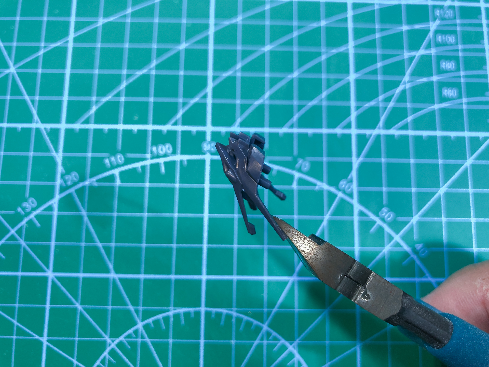 ニッパーにて安全フラッグを大まかにカットします。