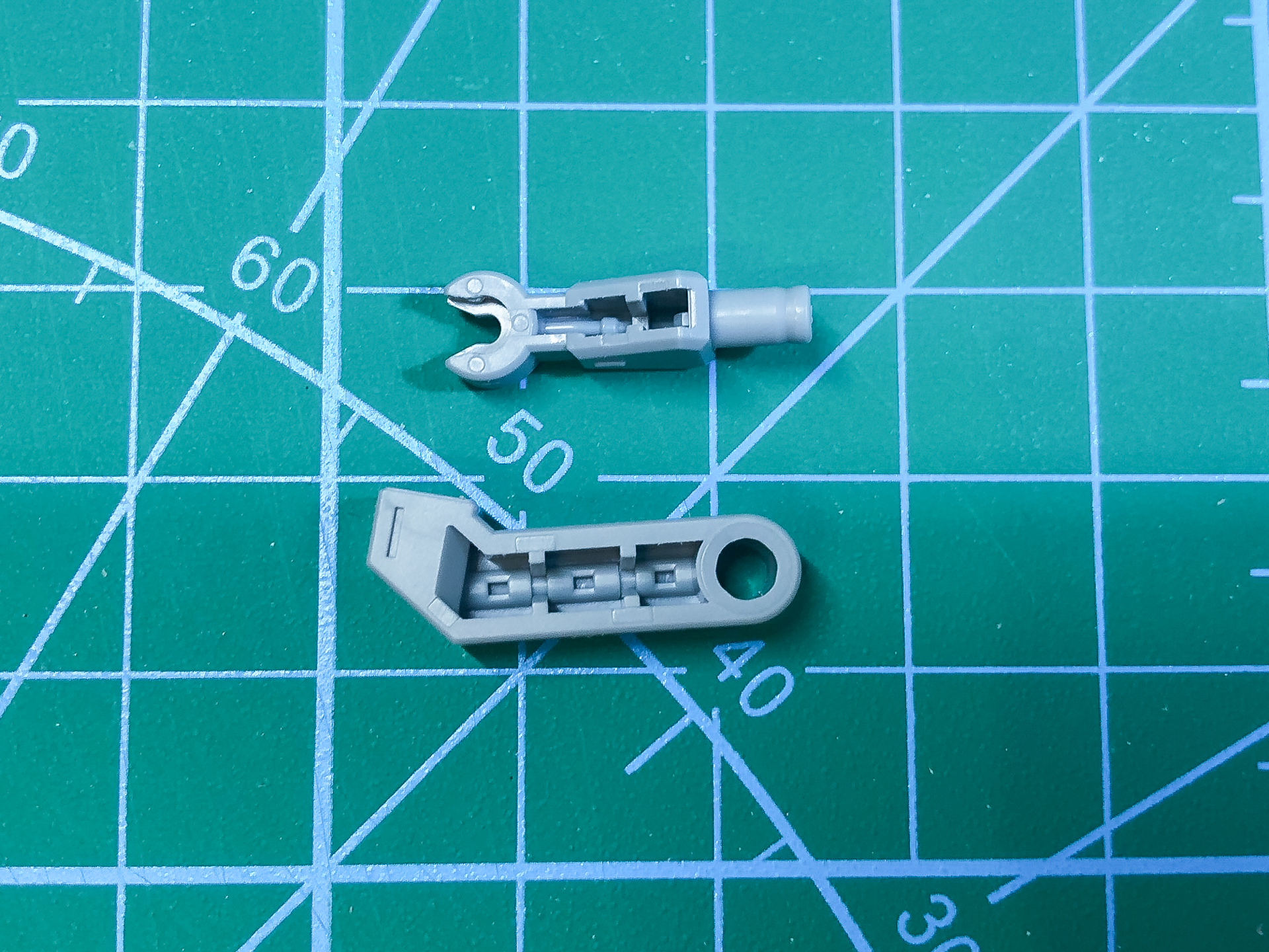 穴埋め前のアームパーツ。ディテールはある物の重量感を感じられません。