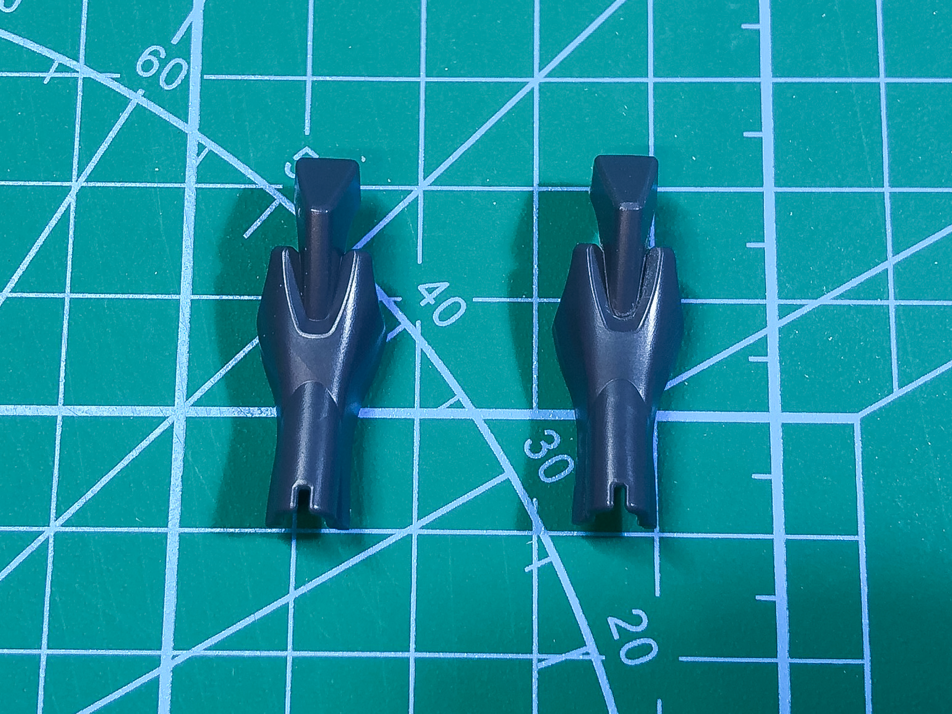 加工前パーツ（左）と加工後パーツ（右）の比較。メリハリが効いたことで塗装後の仕上がりも変わってきます。
