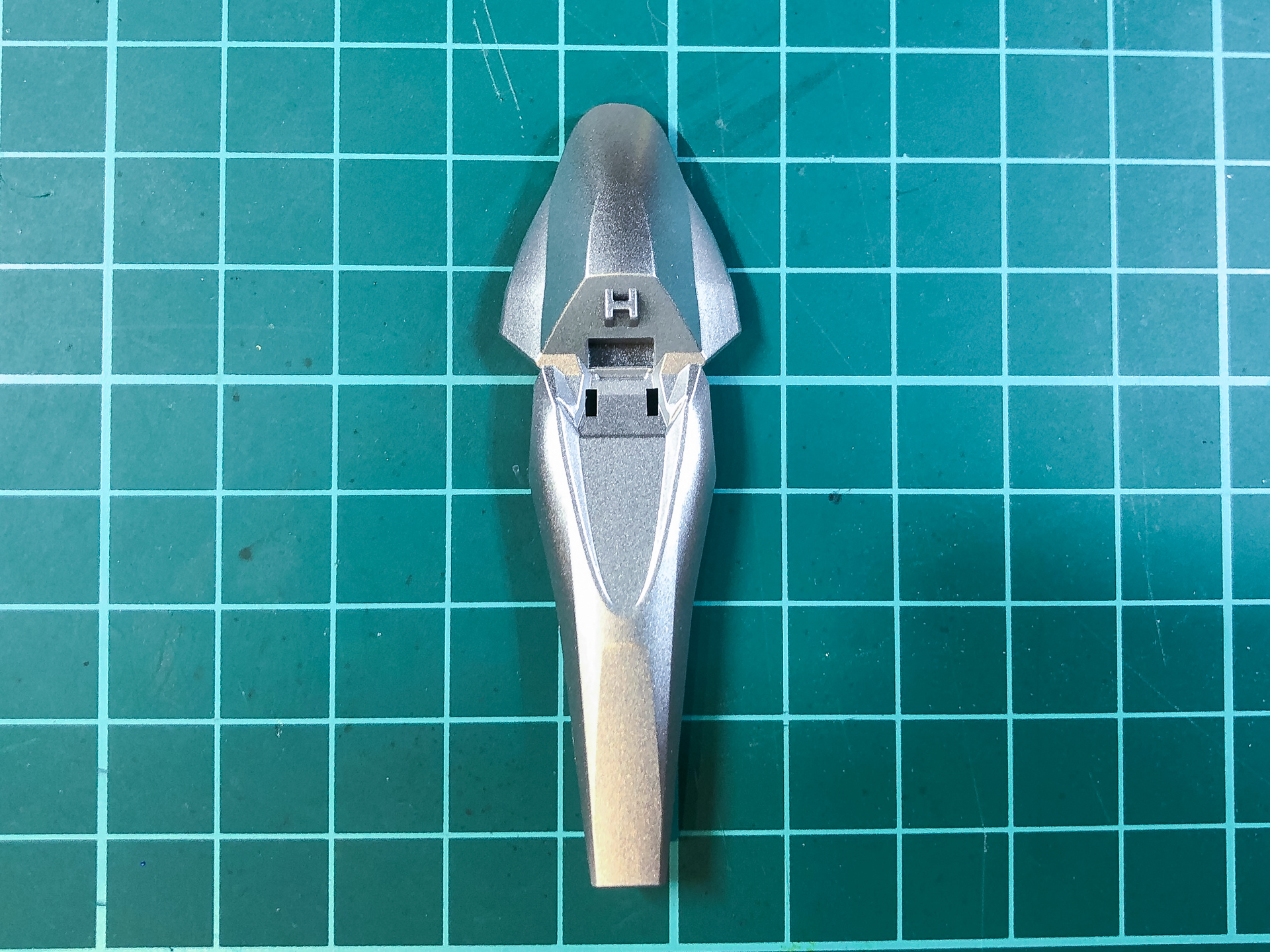 下地色を塗装した外装パーツ。しっとりした仕上がりとなりました。