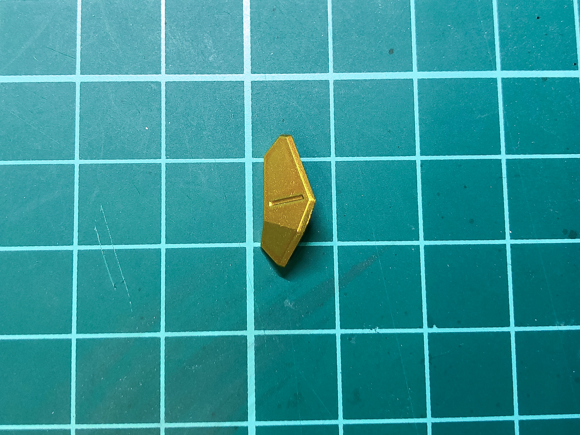 ゴールドを塗装した外装パーツ。明るいカラーに仕上がりました。