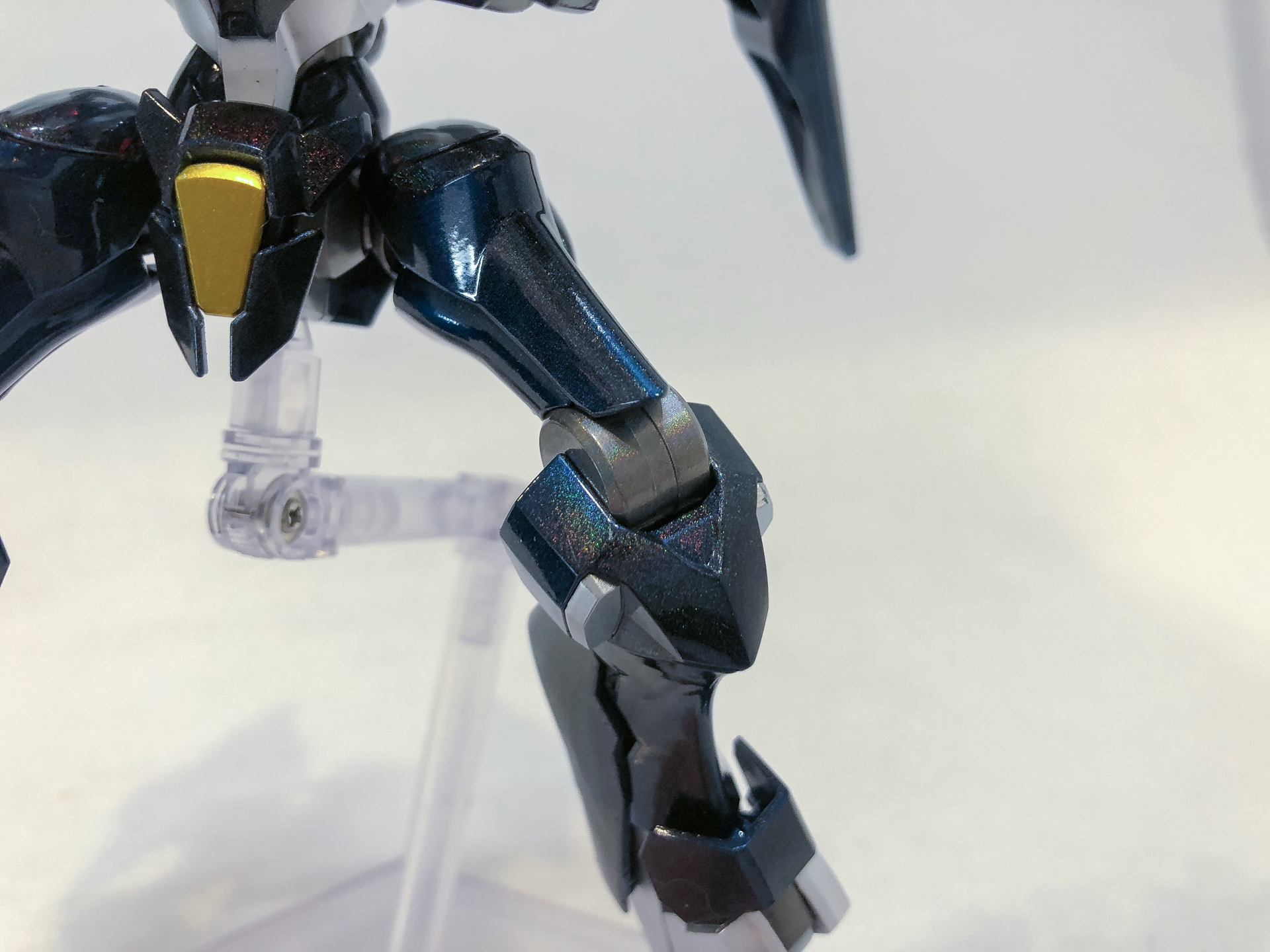 膝関節は外装に比べ元の色が明るいためホログラムの輝きは控えめになっています。
