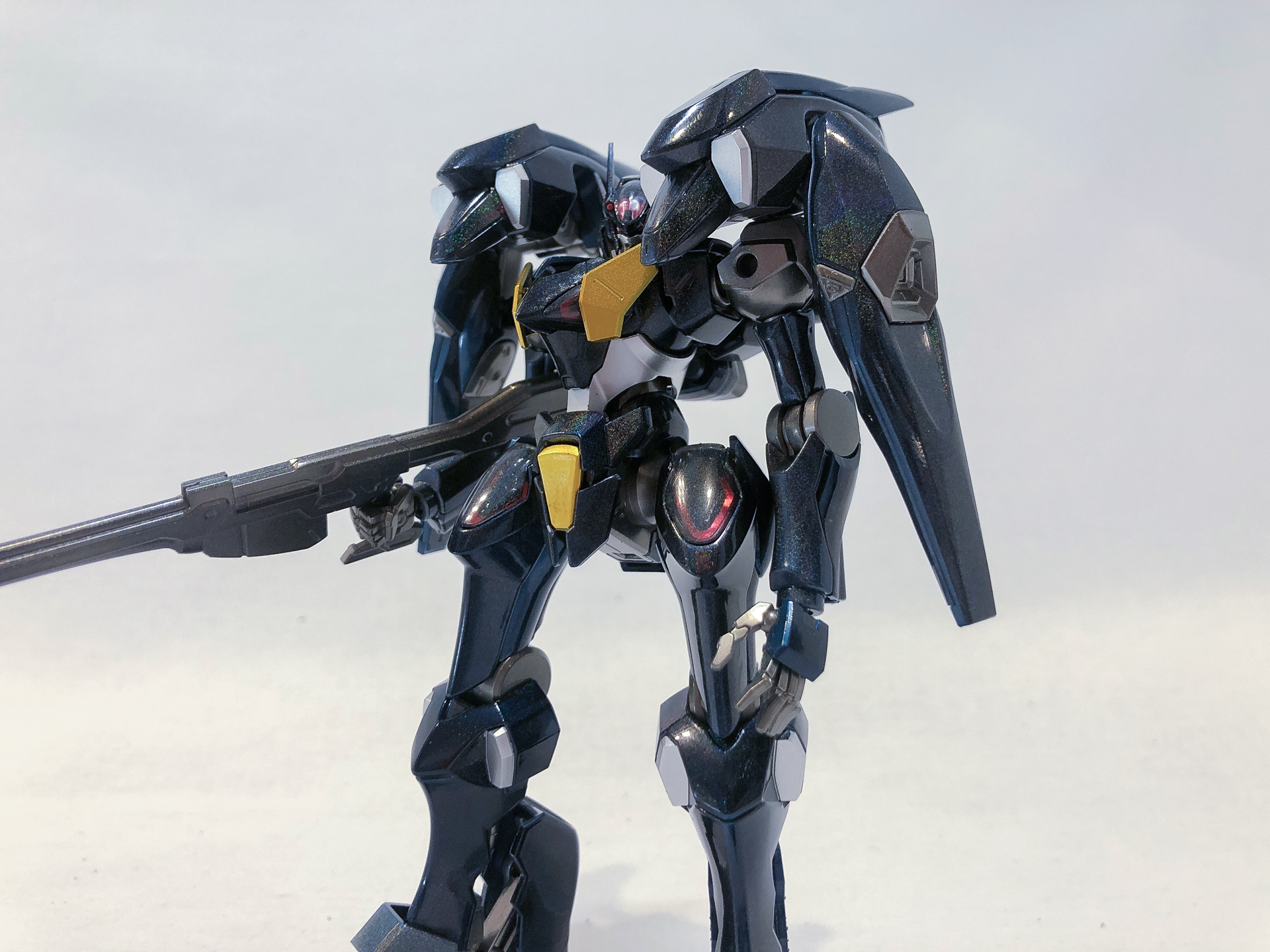 立ち姿を下から撮影してみました。ガンダムファラクトは全体的に細身のデザインとなっているため立ち姿でもかっこよく決まります。