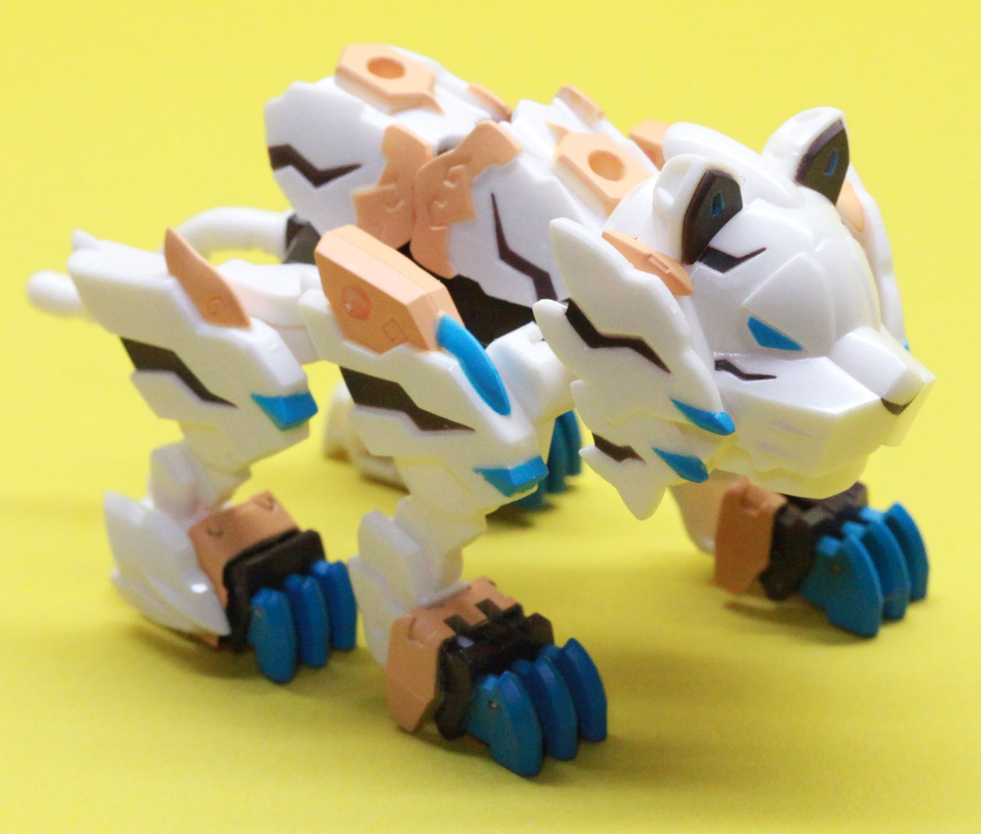 聖獣モード 基軸となる胴体・顔以外は武装パーツで表現