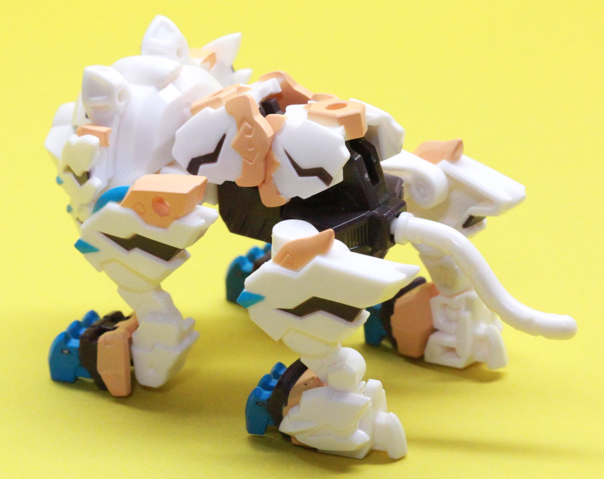 手足はしっかり可動し、咆哮する様を表現できる