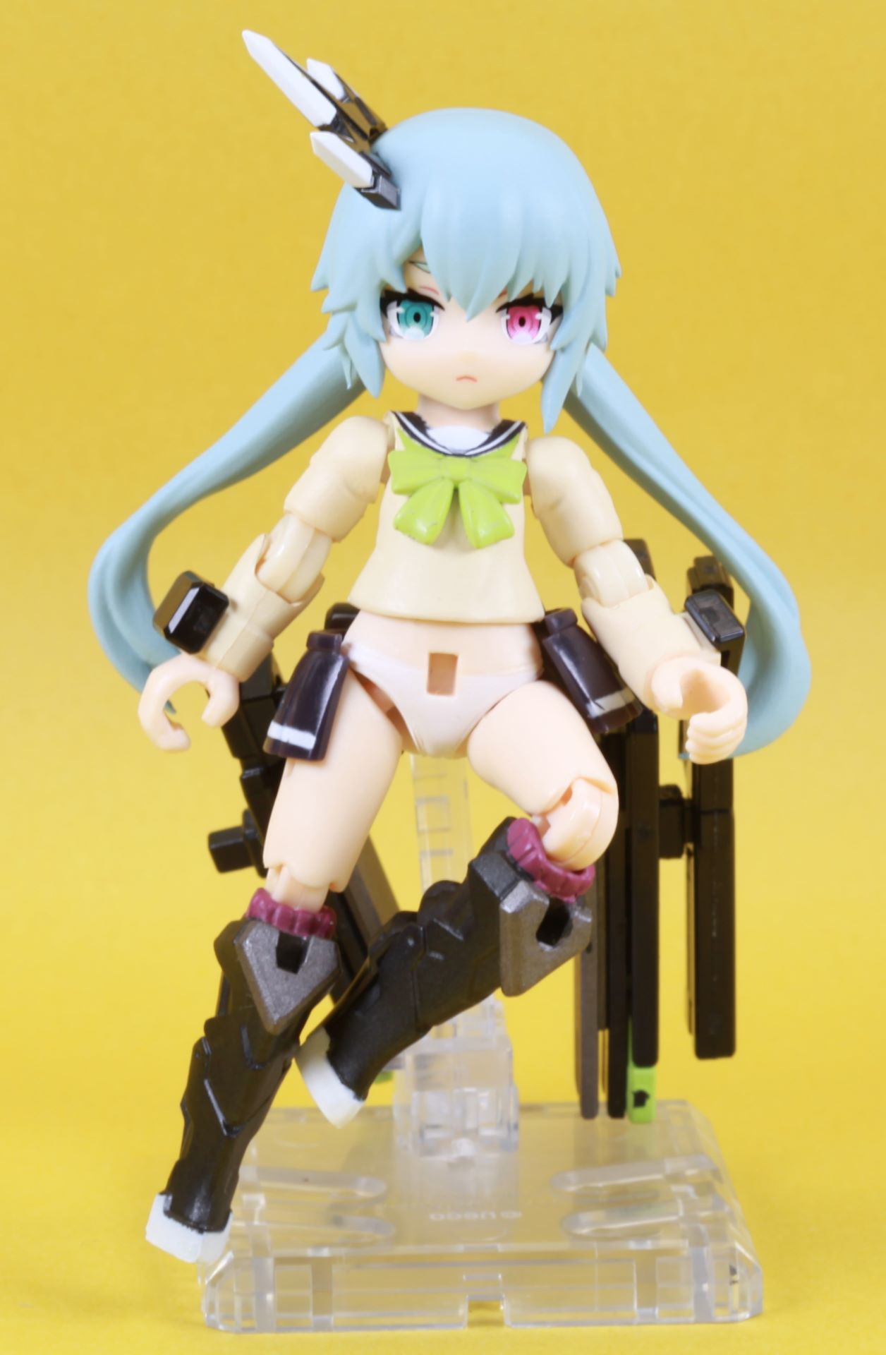 「重兵装型女子高生 第一分隊」での足の可動チェック（スカートは見やすくするため外しております）