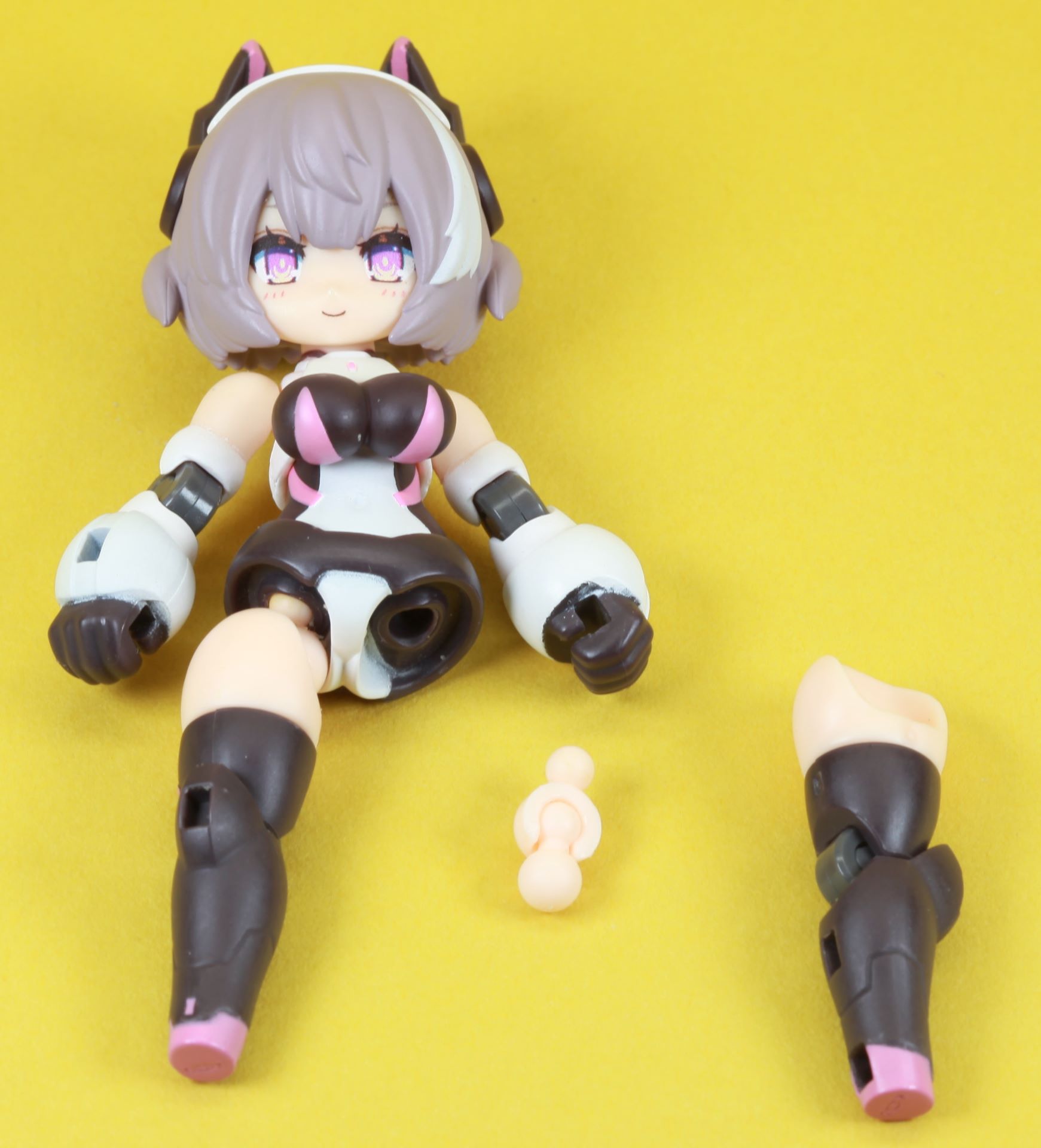 「ティタニア」の脚部構造 ボールジョイントを2つ連結した関節となっている