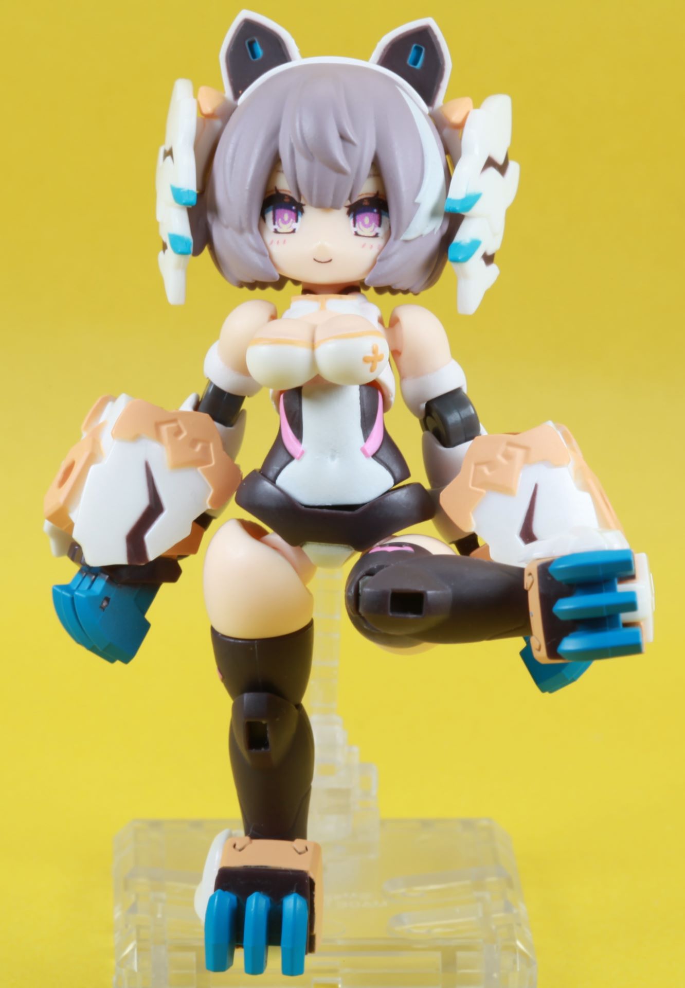 ボールジョイントにより横に持ち上げることも可能となった