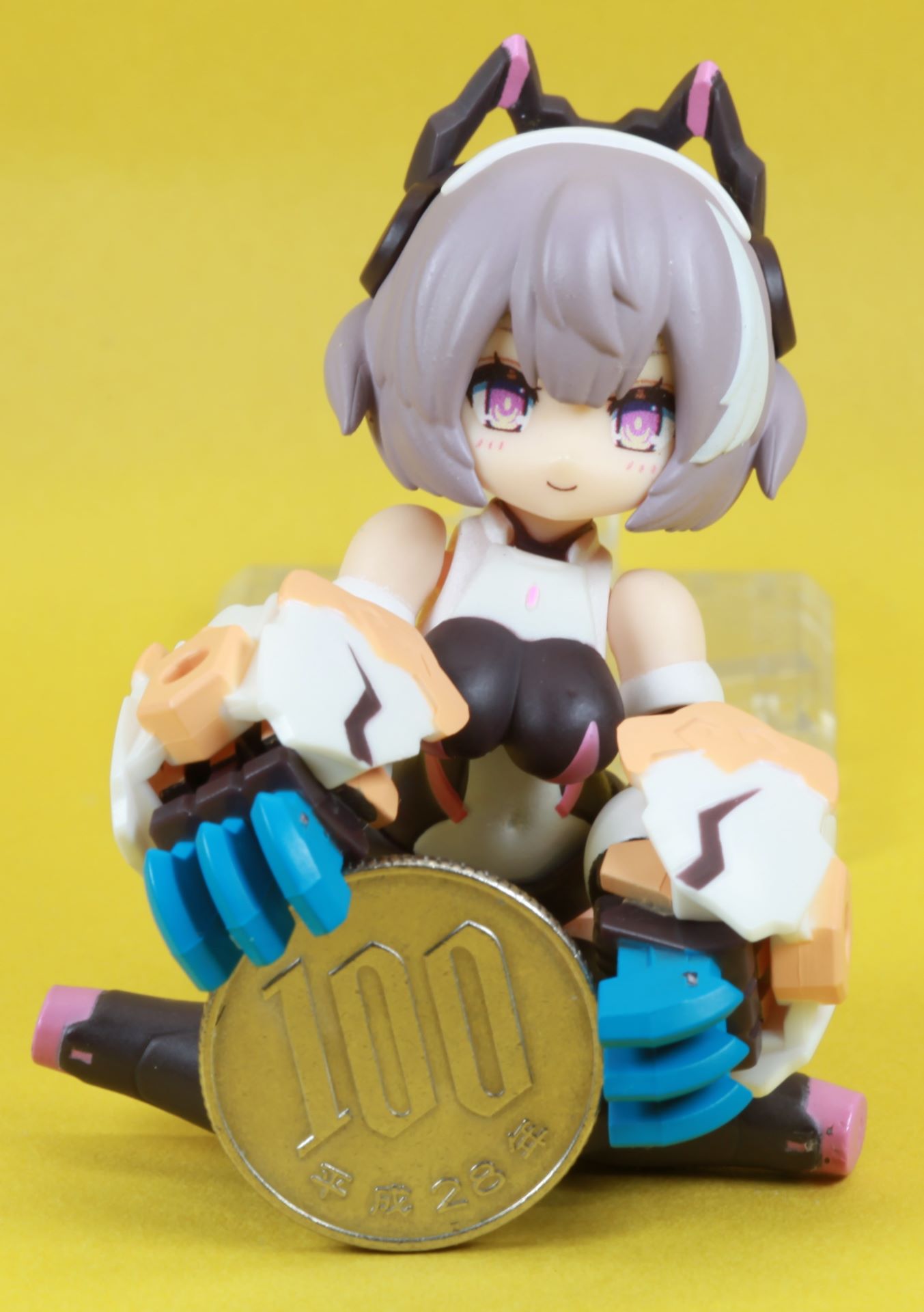 サイズ感をチェック　100円玉が直径22mmなので、高さは実質4枚分ほどの大きさ、横幅は100玉とほぼ同じ