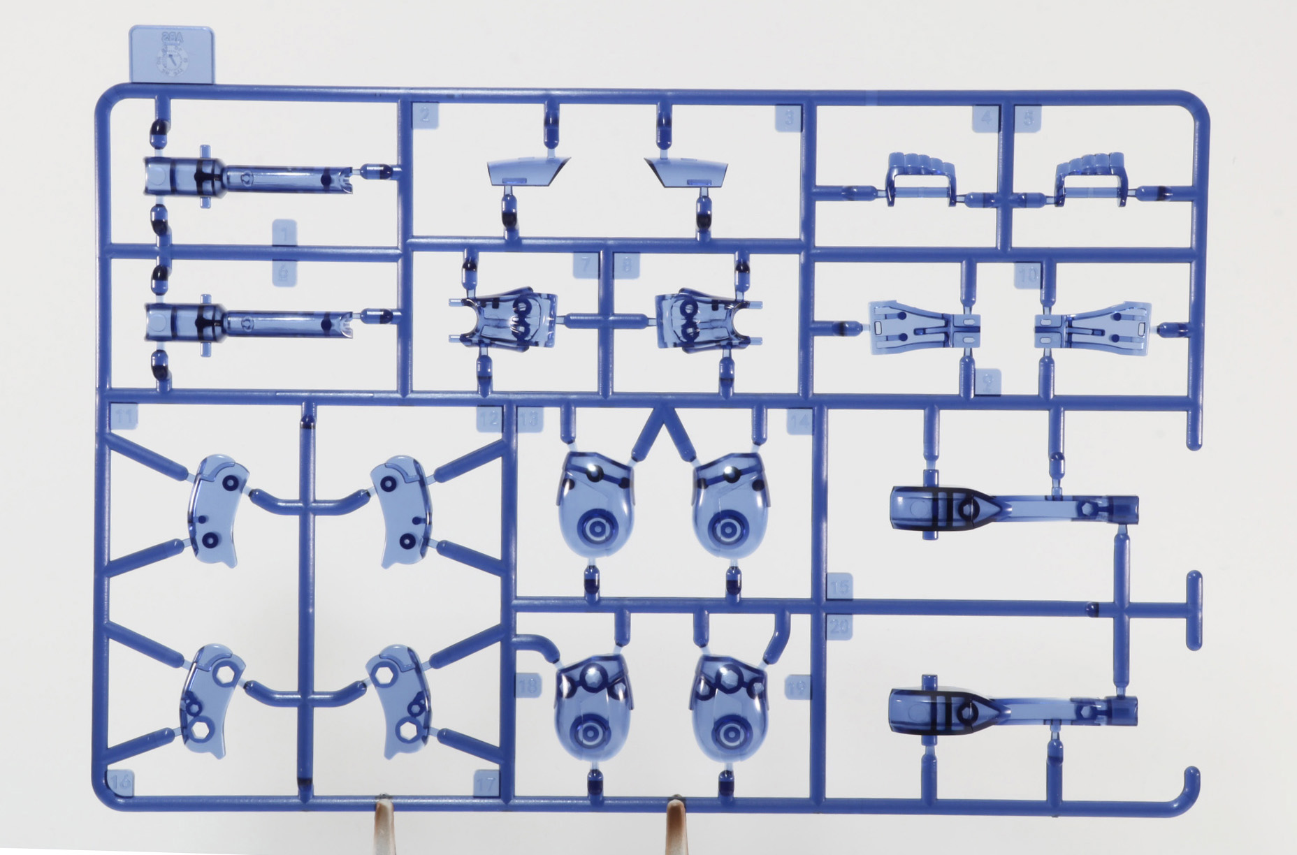 クリアブルーのランナーは外皮的な構成となっている
