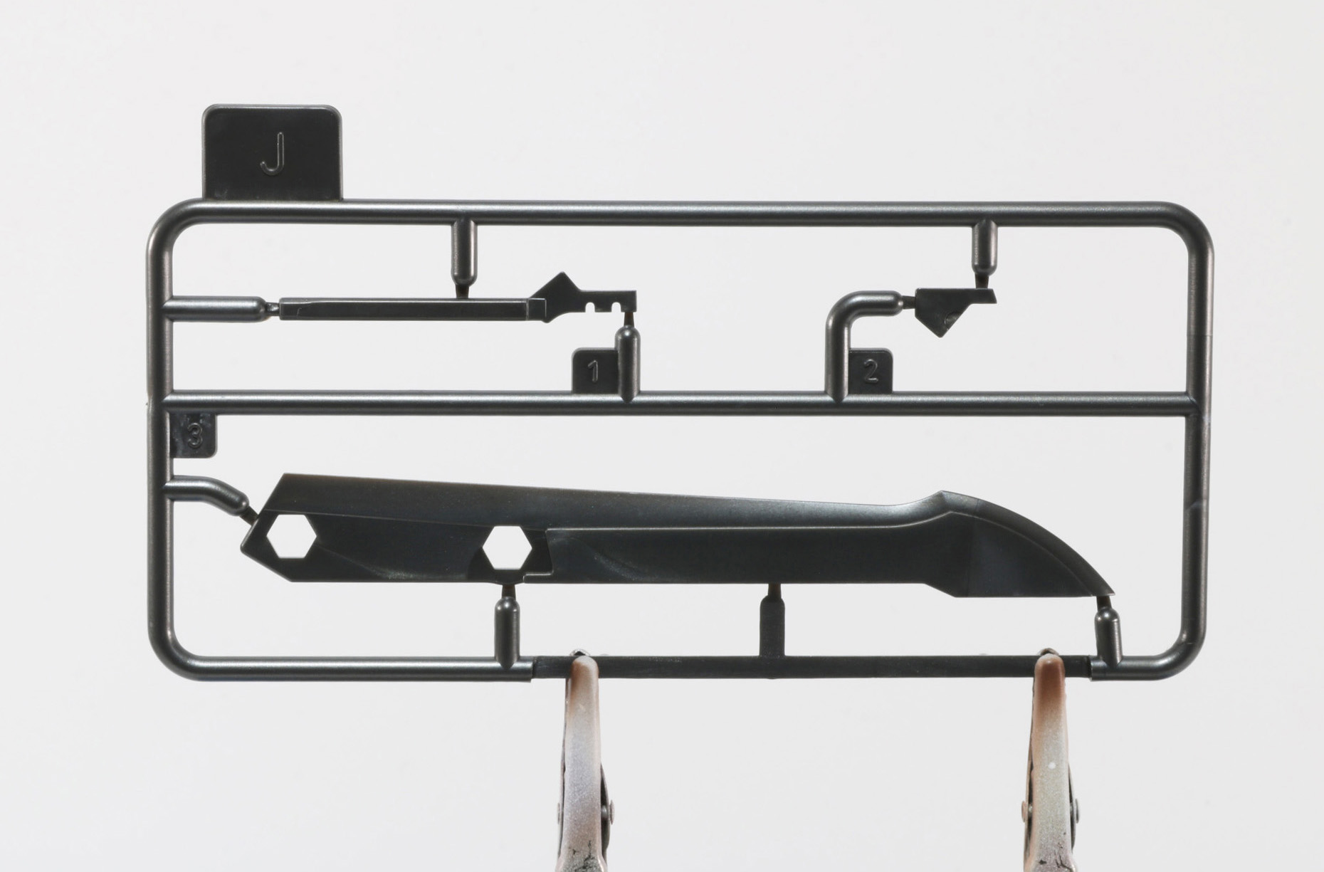 こちらは通常状態の背中の刃や小刀用の柄などがある