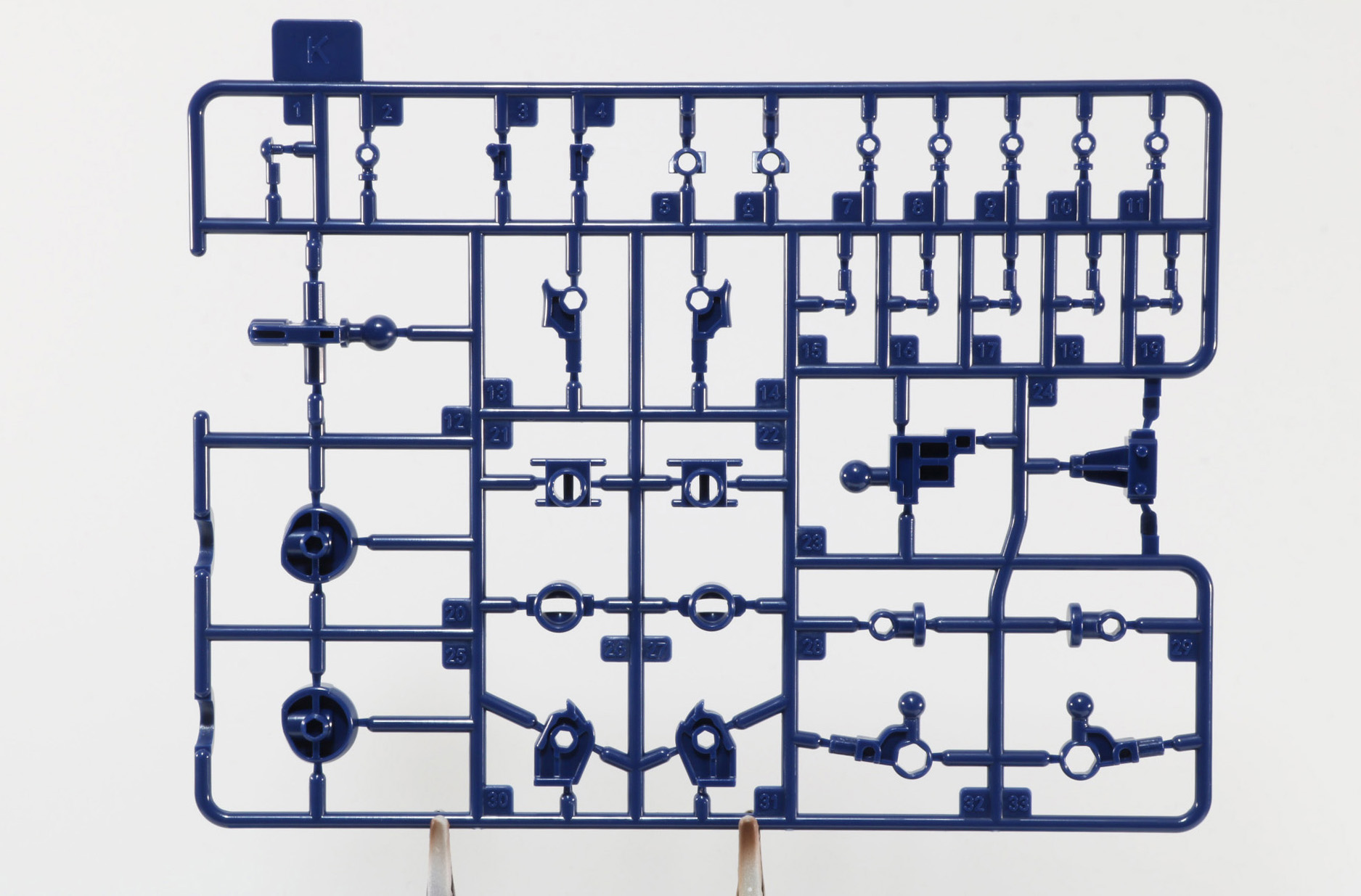 濃紺の成型色パーツは肘や膝、手首など関節部分に多く用いられている