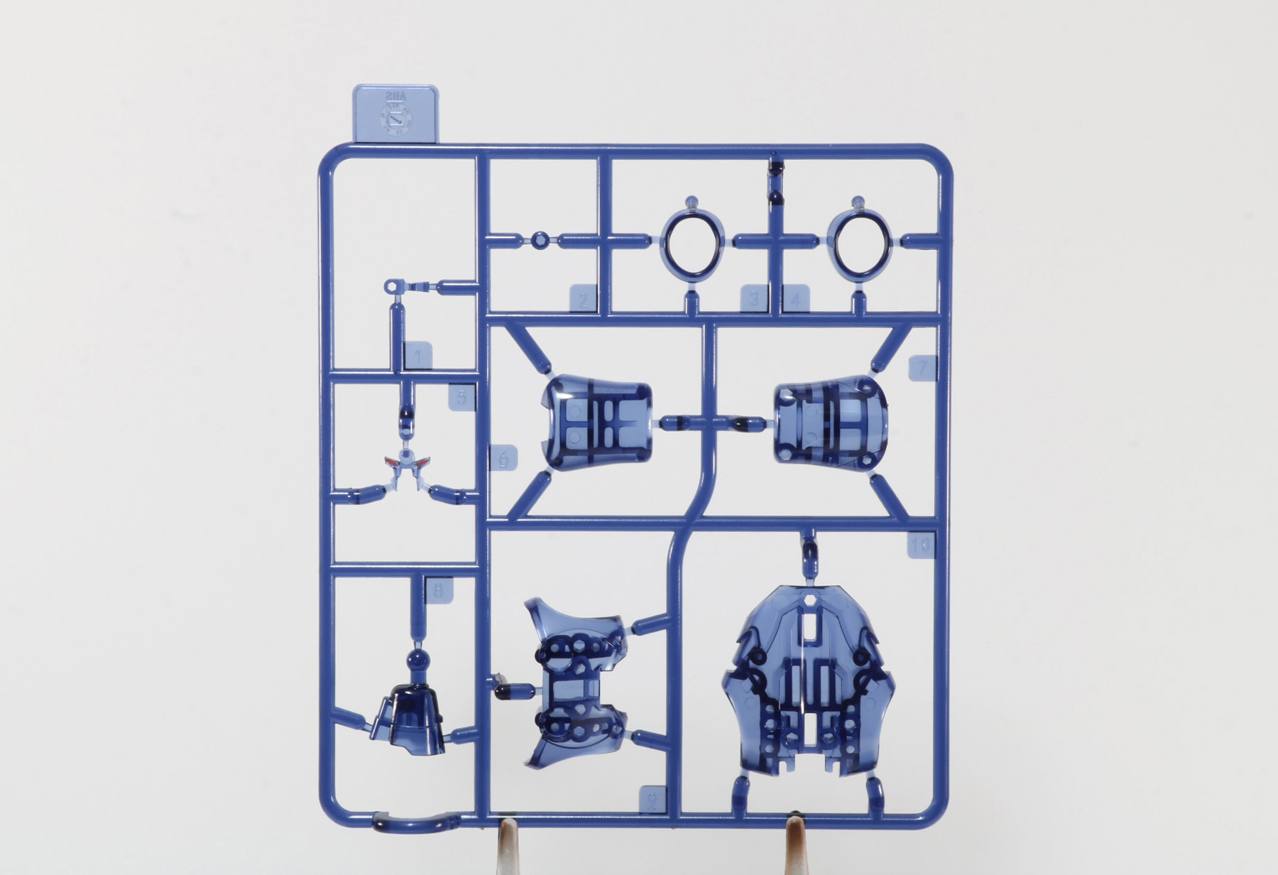 劇中の「ダン・オブ・サーズデイ」の駆動系の要となるG-ER流体はクリアブルーの成型色で表現されている