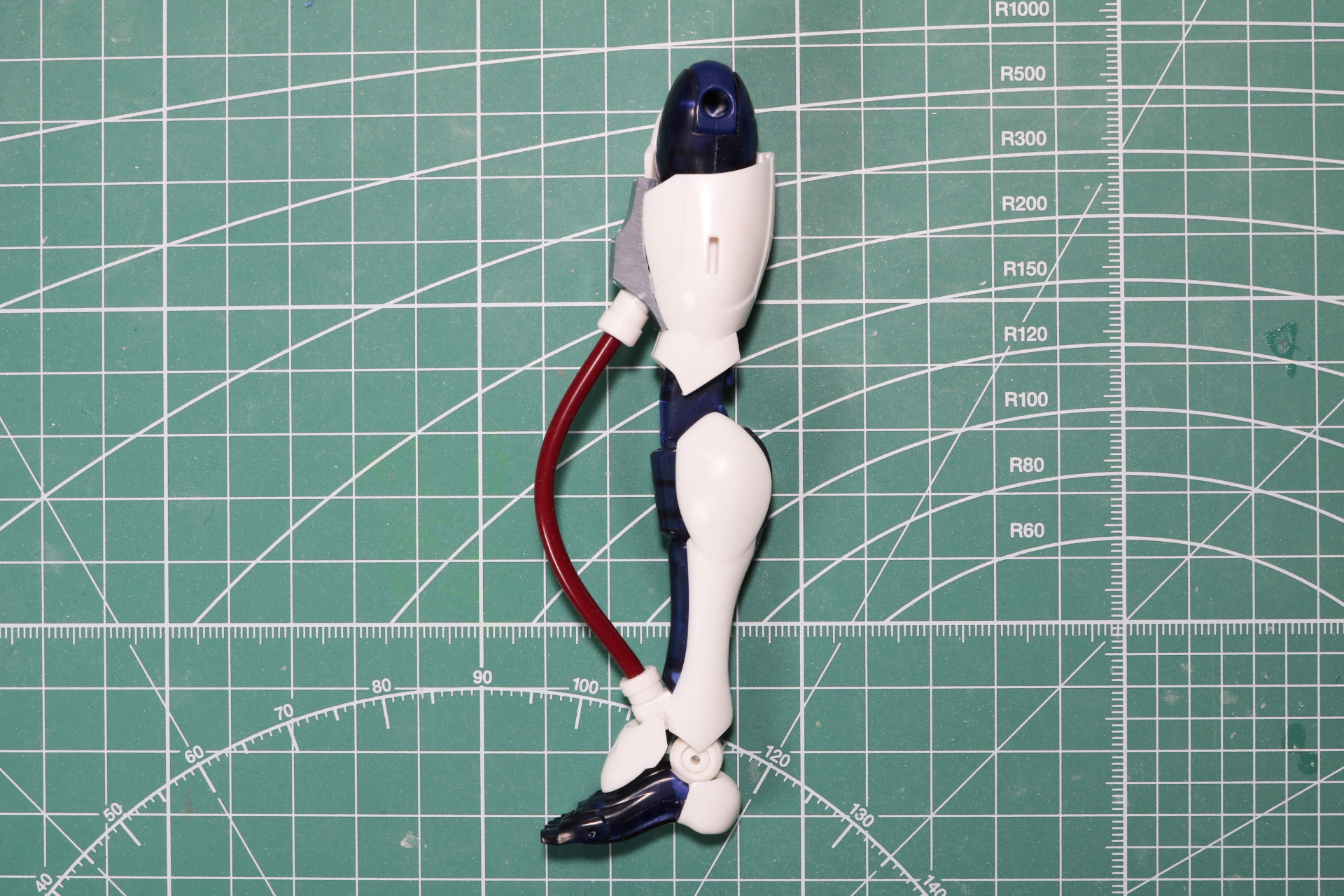 足の甲の装甲にシールを貼る