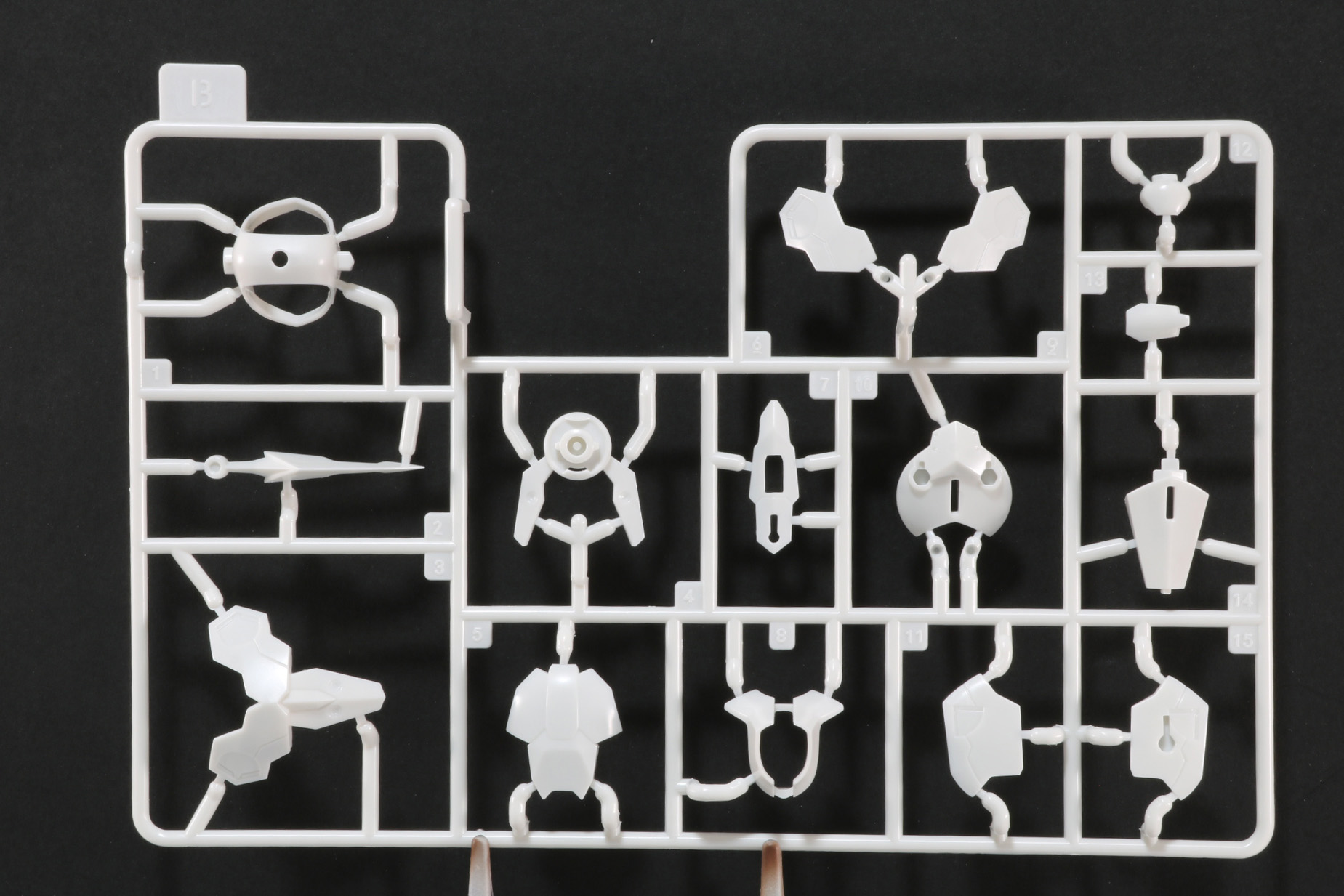 劇中の「ダン・オブ・サーズデイ」の駆動系の要となるG-ER流体はクリアブルーの成型色で表現されている