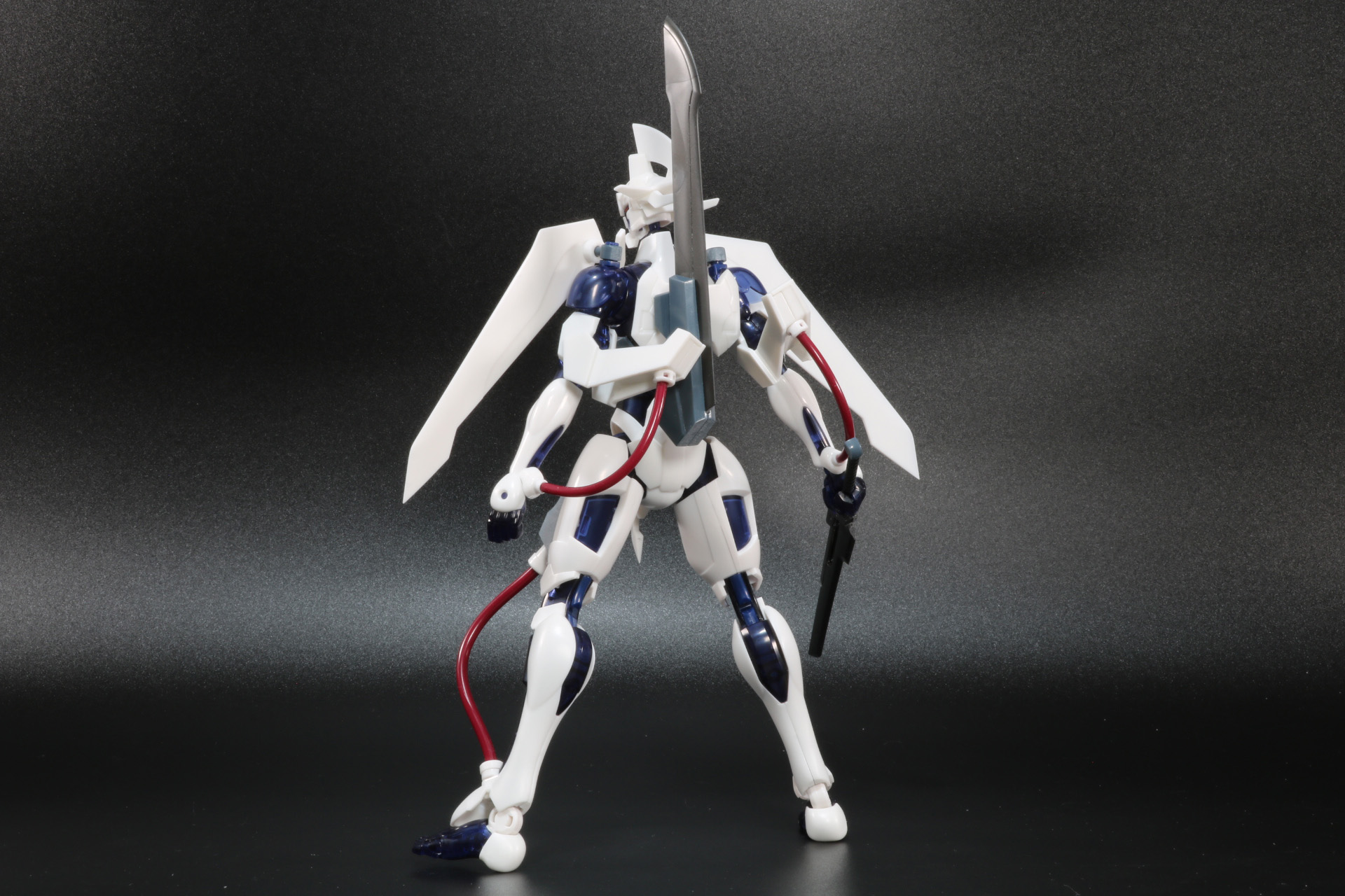 「MODEROID ダン・オブ・サーズデイ」（左）と「ROBOT魂<SIDE YOROI> ダン・オブ・サーズデイ」（右）