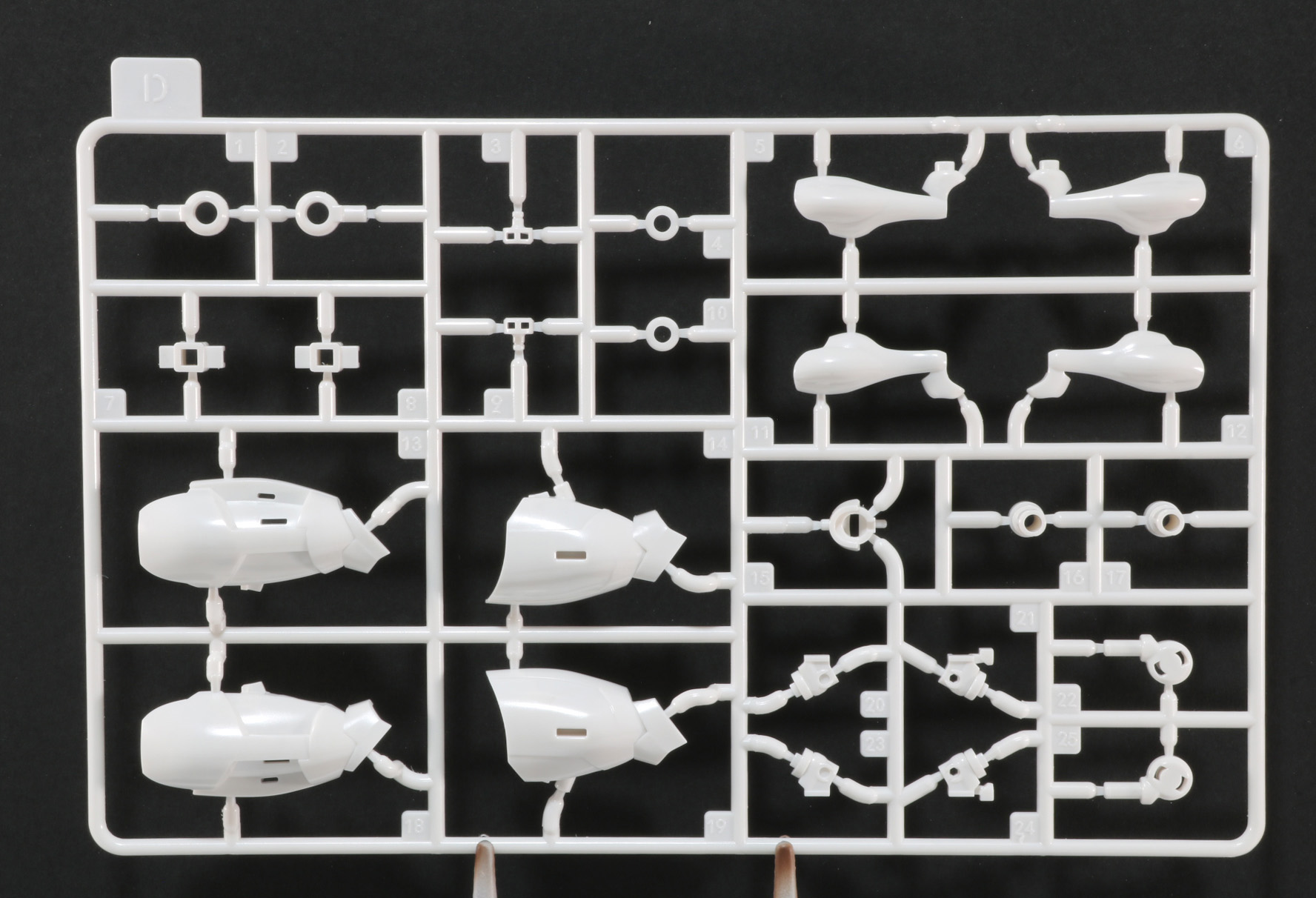 劇中の「ダン・オブ・サーズデイ」の駆動系の要となるG-ER流体はクリアブルーの成型色で表現されている