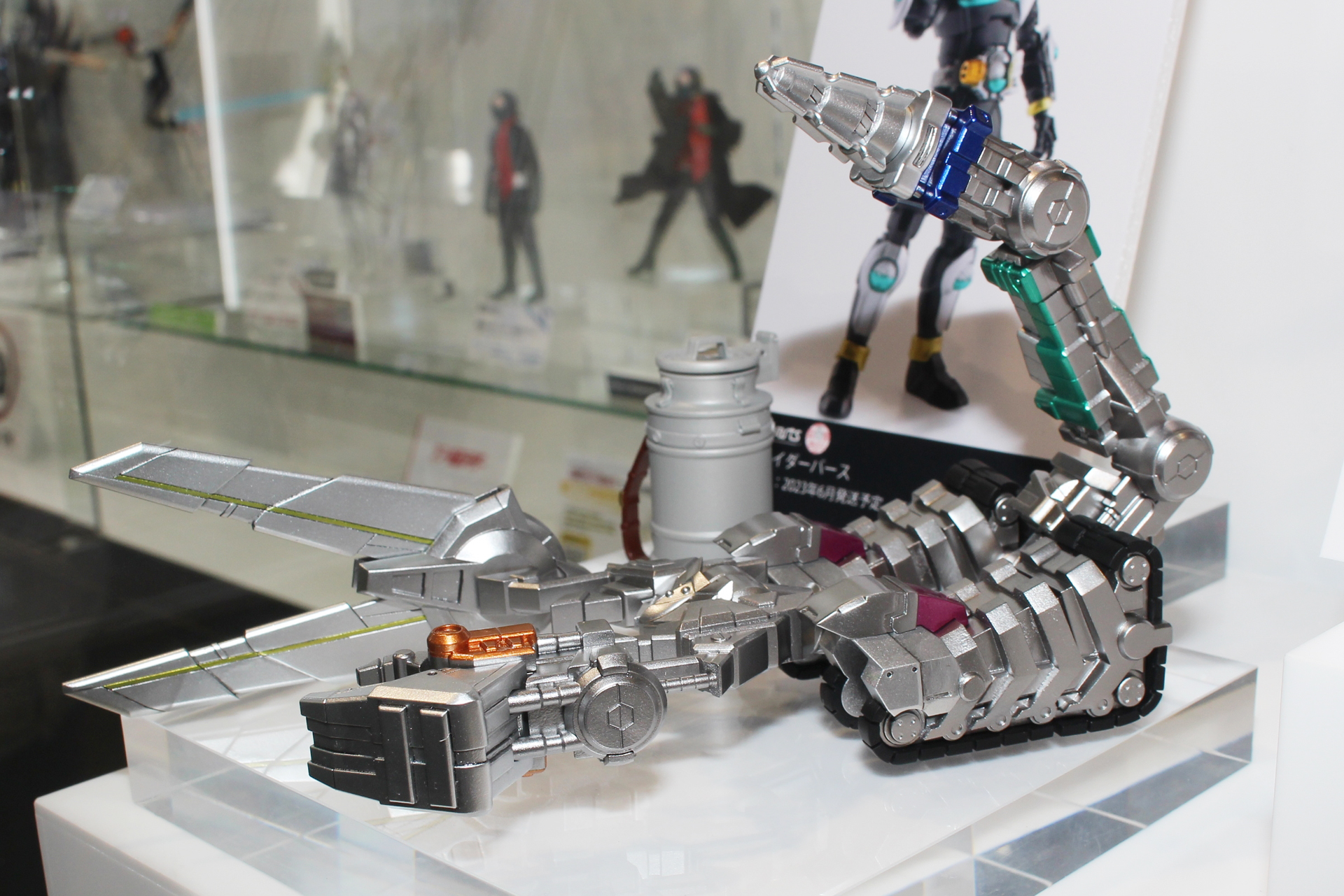 キャタピラはマットブラックで処理。部位によって異なるメタリックカラーが施されている
