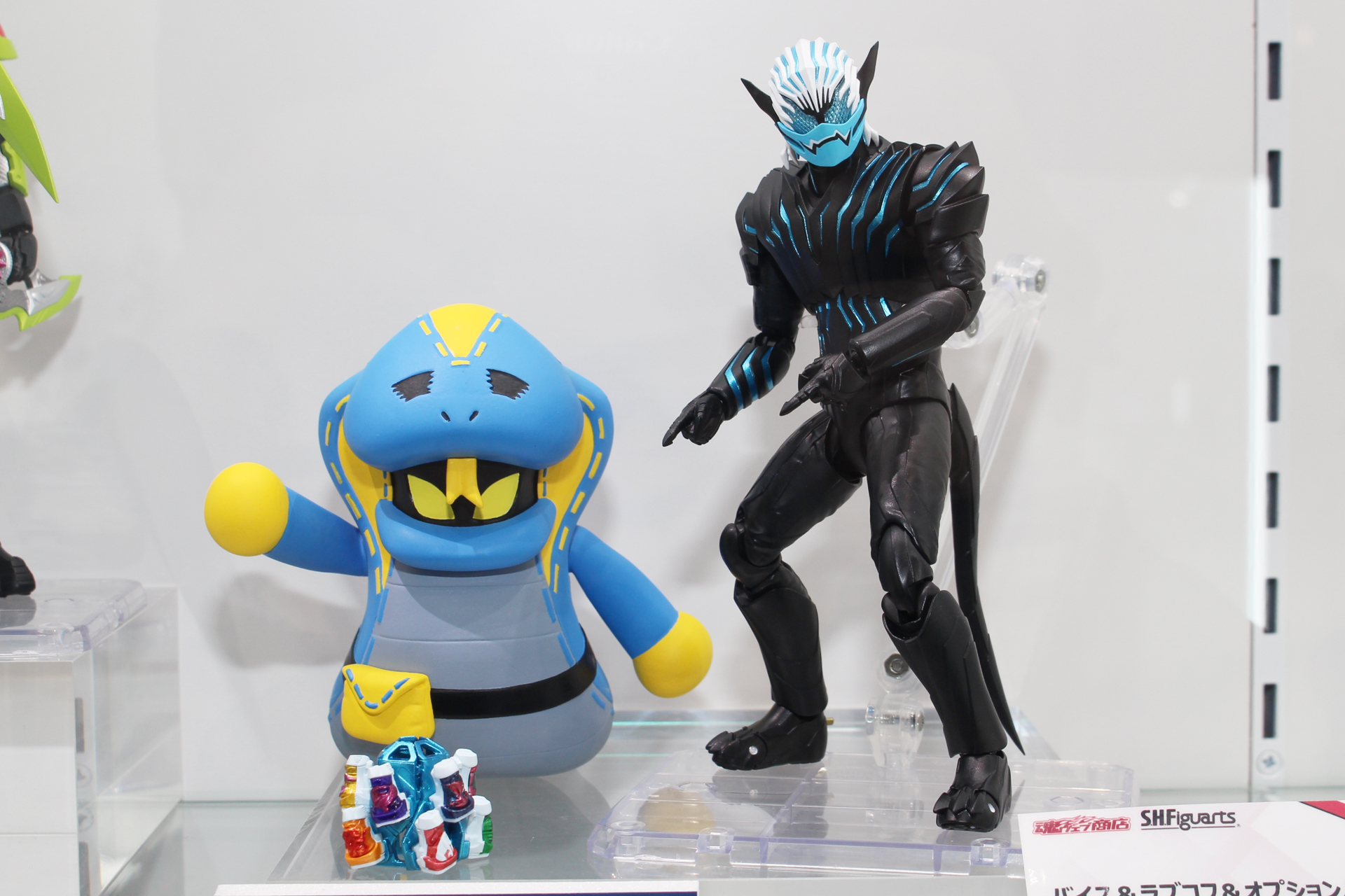「S.H.Figuarts バイス＆ラブコフ＆オプションパーツセット」。5月発売予定。価格は9,900円（税込）。プレミアムバンダイ販売商品