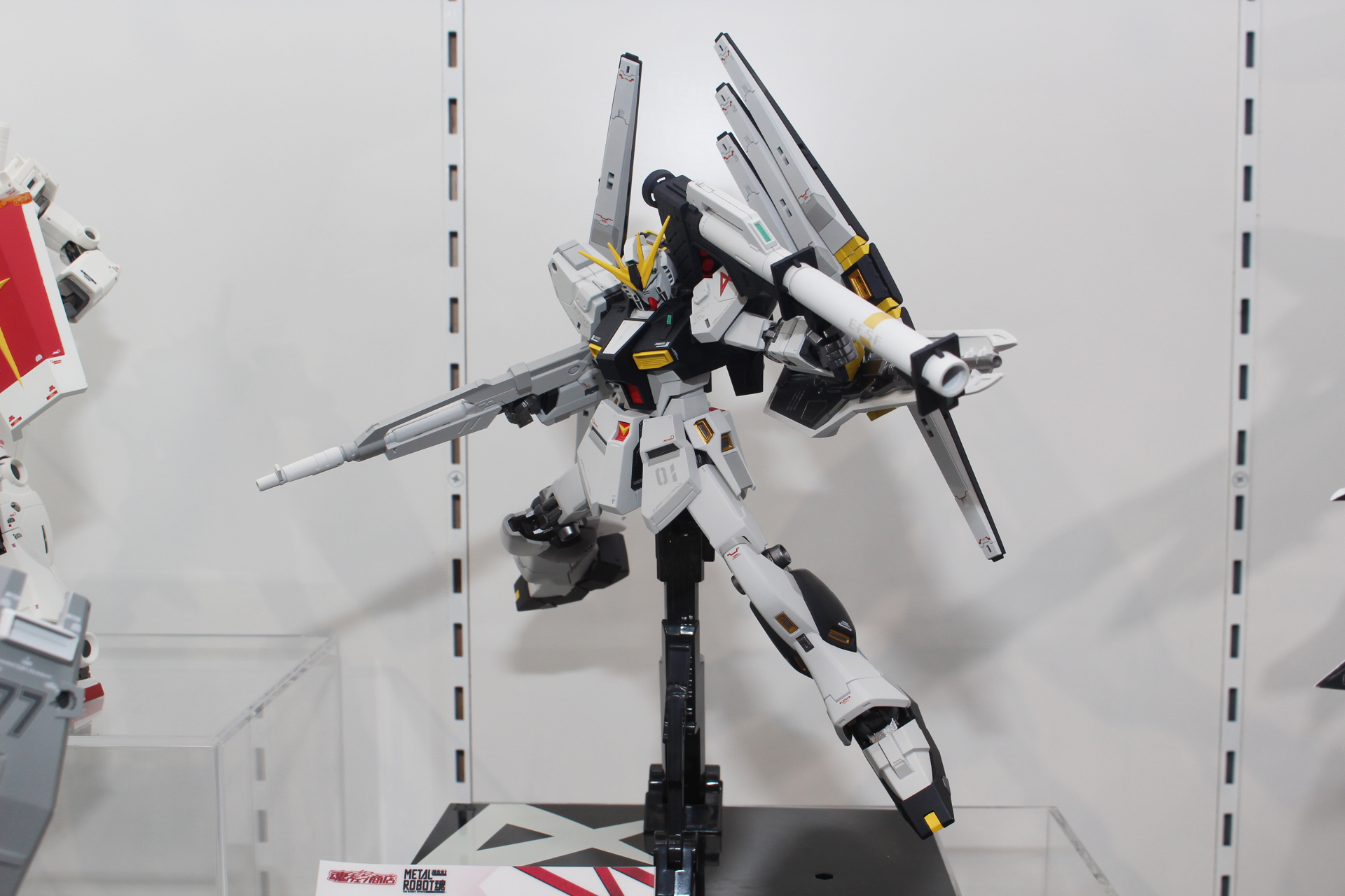 「METAL ROBOT魂 ＜SIDE MS＞ νガンダム（ダブル・フィン・ファンネル装備型）」。5月発売予定。価格は17,050円（税込）。プレミアムバンダイ販売商品