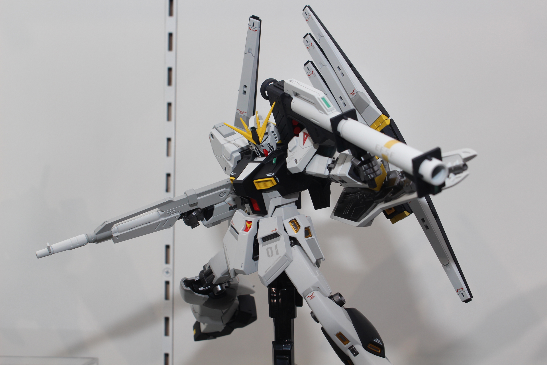 νガンダムの機体はそのままに、フィン・ファンネルの装備を変更している